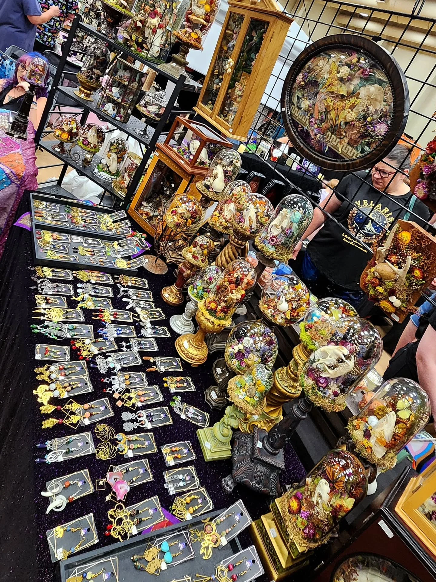 One of the coolest things about New Orleans is the art and culture.

We checked out the @grimoireacademy Goth Market, @rougarou.nola and @arborhousefloral , but honestly the whole city feels like an art gallery. Creativity is everywhere you look.

Al