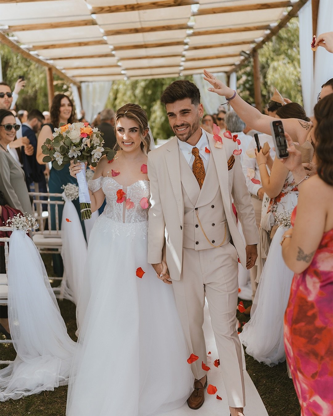 the start of a beautiful love story 

thank you @inesribeiro29 &amp; @fabiolampreia for having me at your big day ✨

Venue: @quintadopalhas 
Video: @pedrofale.producoes 
2nd shooter: @carolinafrazaophoto 
MUA: @margaridasaraivabeauty 
DJ: @koolvoice 