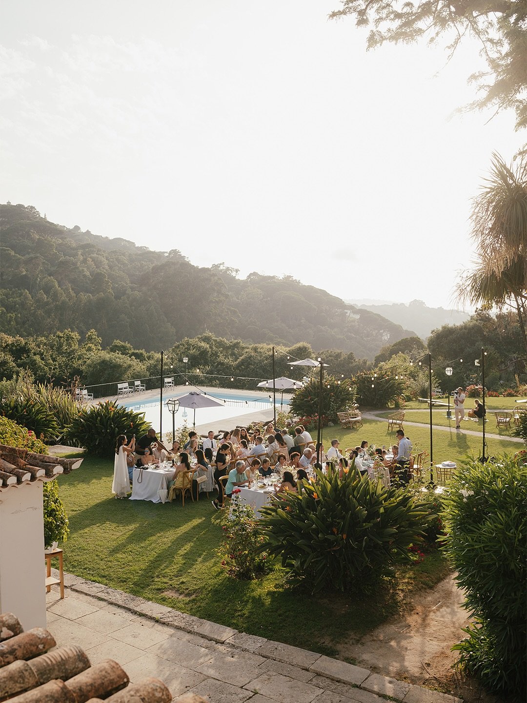 Everyone ready to eat? Or just here for the table aesthetic?

@sarahsabina
@quinta_de_sao_thiago 
@vascovieiravideo 
@fashionmomentseventos 
@inesmarques_makeup_hair 
@marlene.r.makeup 
@mela.canela 

#dinnertime🍴 #destinationweddingphotography #des