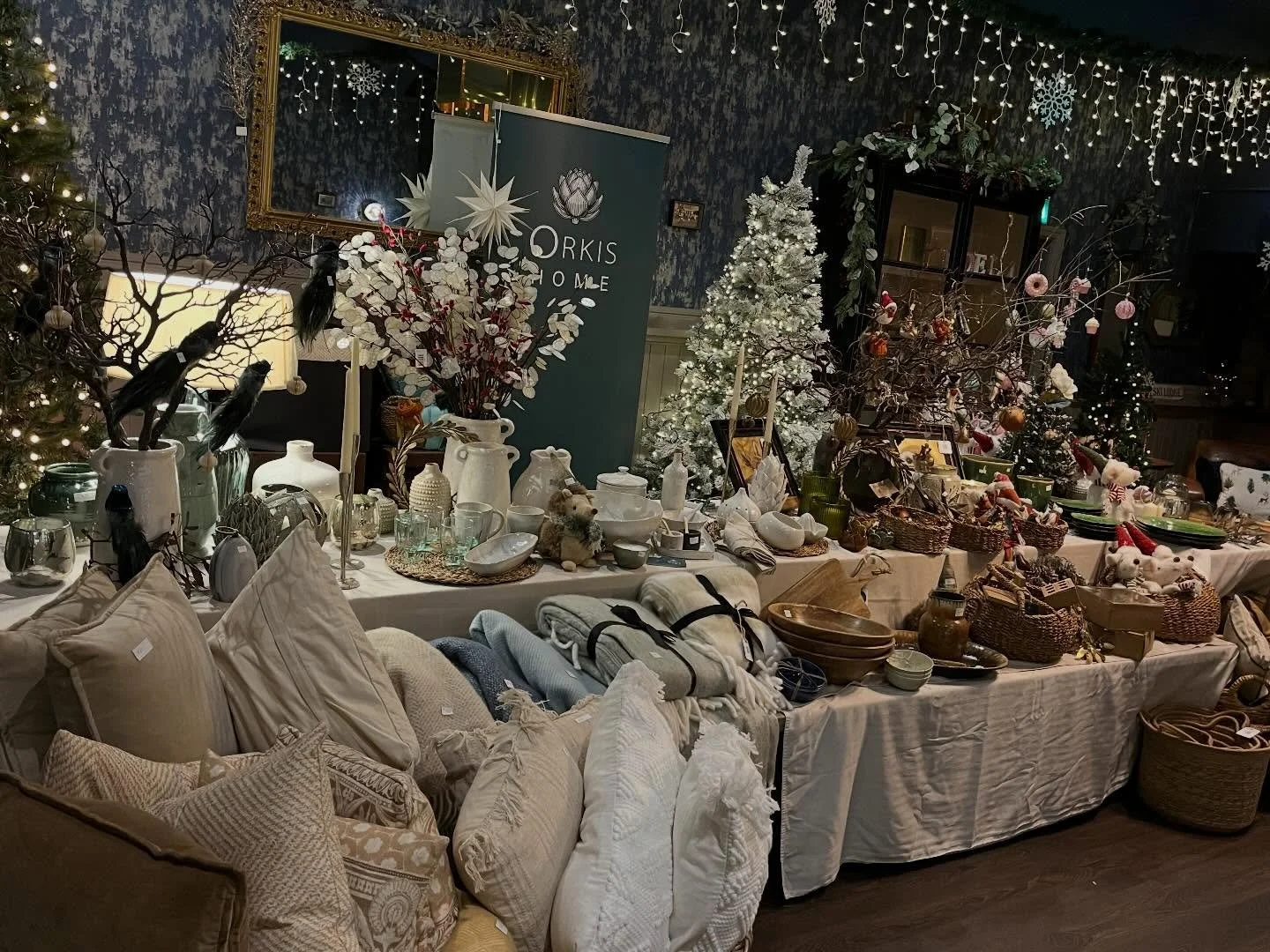 Join us on Thurs Dec 11th for a Festive Christmas Market 🎄✨ 4pm - 9.30pm at The General Store, Croft. Enjoy a complimentary glass of Prosecco while you browse  the beautiful decorations and gift ideas . 

Why not make a night of it and head over @ge