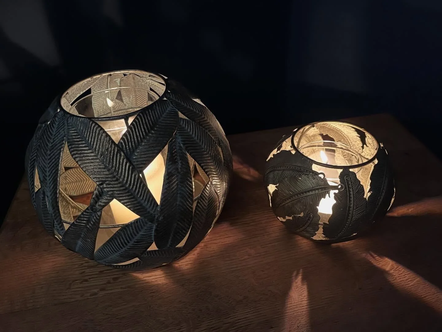 Quietly golden, shadows dance and the home takes on an amber glow. 

#christmascandles