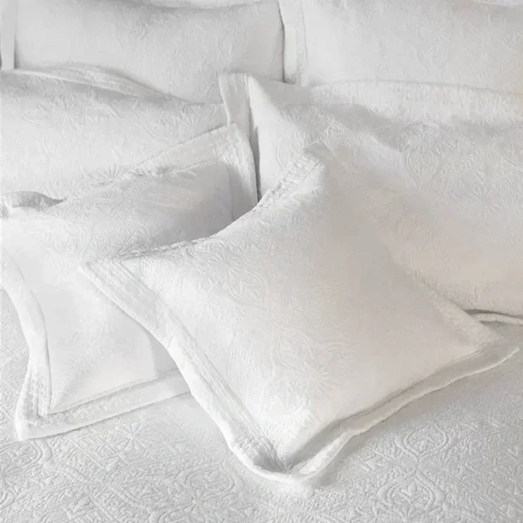 windsor-white-bedspread-cushion-complete-571499.webp