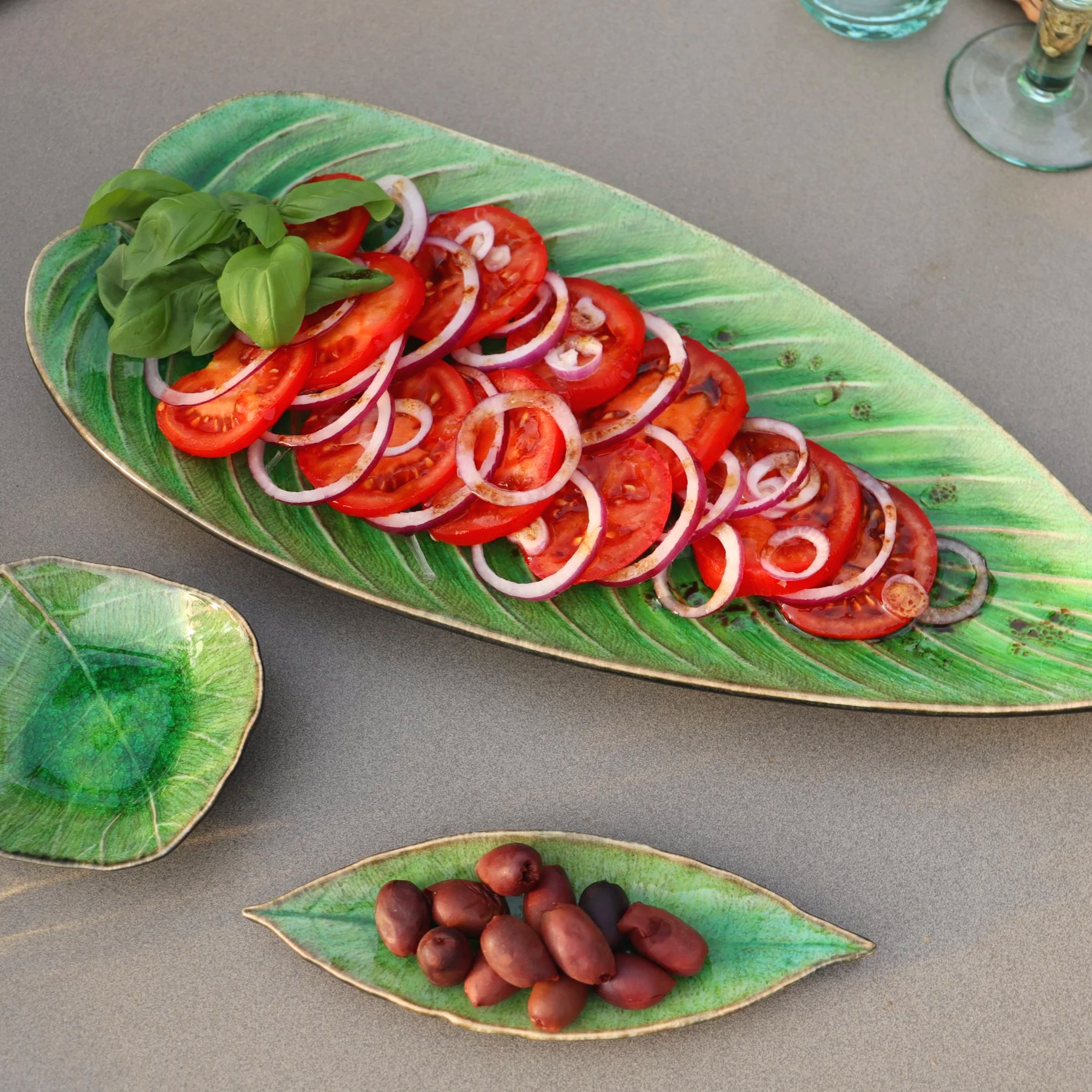 Costa Nova Riviera Tomate Strelizia Leaf Platter 38.9 cm