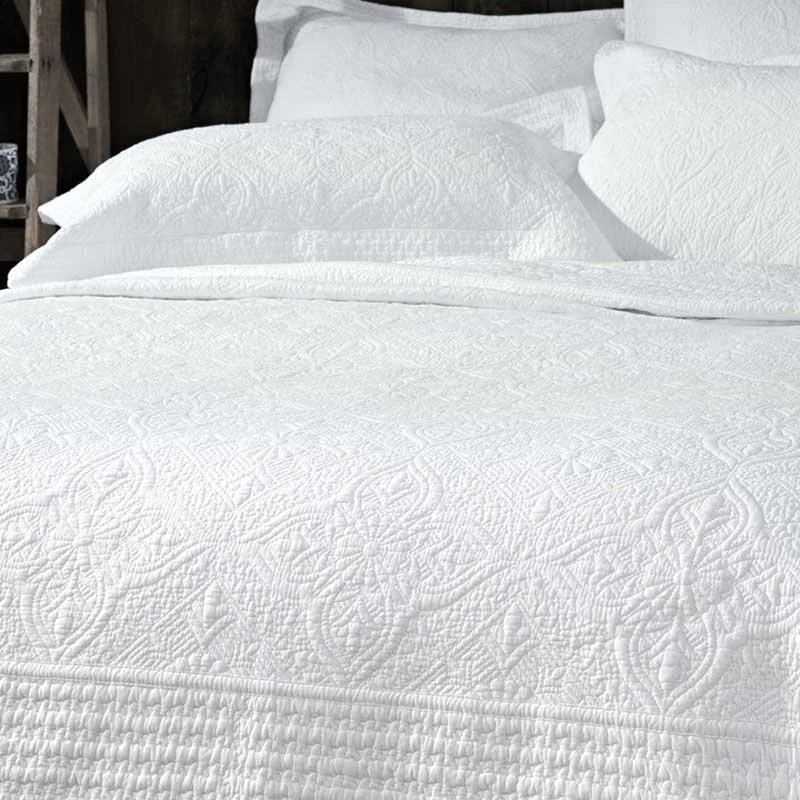 windsor-white-bedspread-895168.jpg