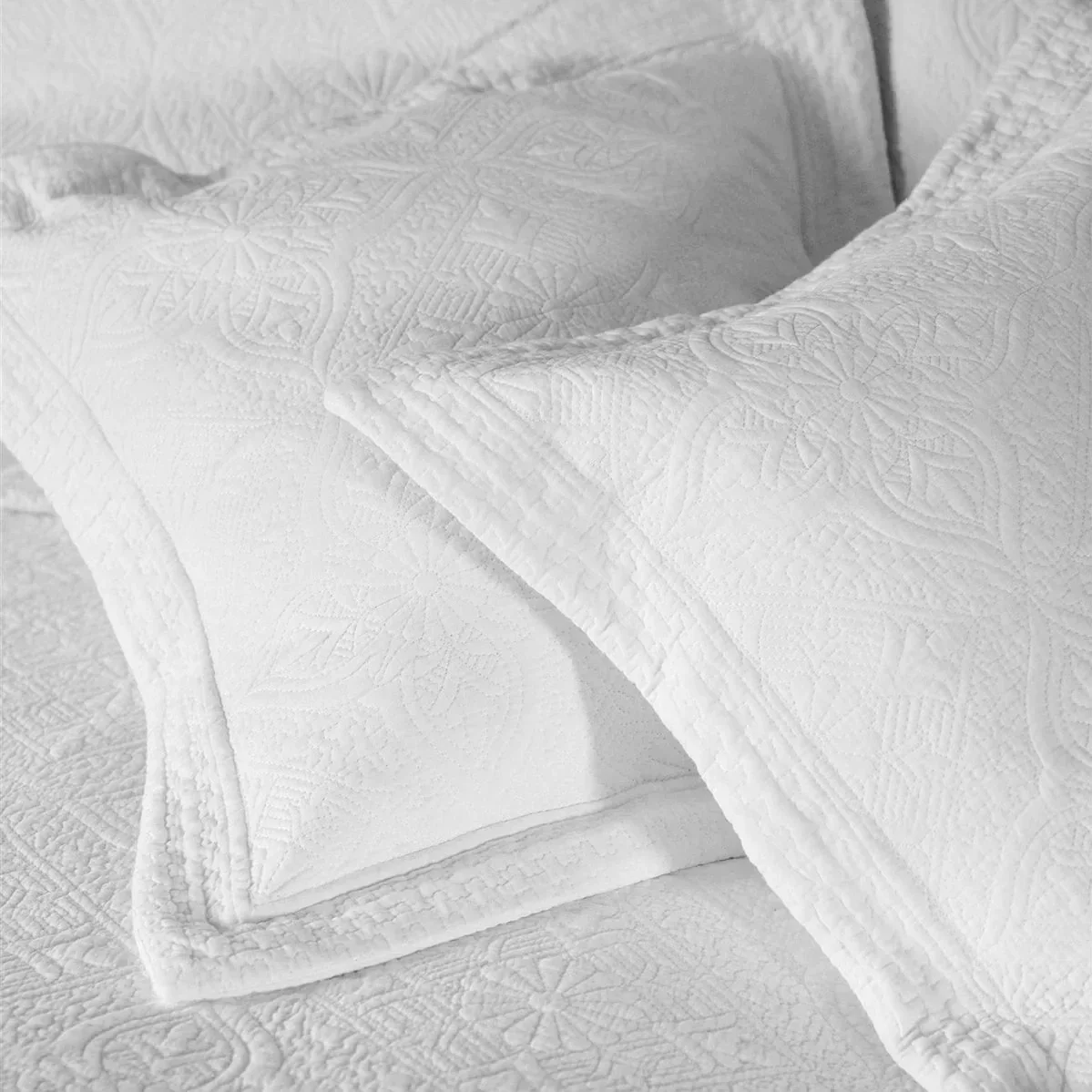 windsor-white-bedspread-379917.webp