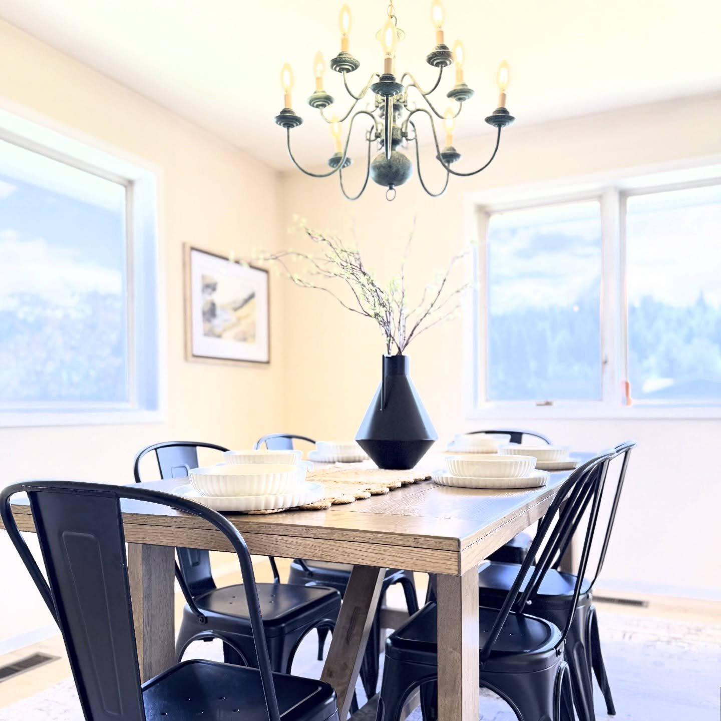 I spy my Izze can in the windowsill but I just don&rsquo;t care&hellip; this dining room went from blah to so dang cute 🥰  I don&rsquo;t do a lot of farmhouses so I had to dig out the farmhouse style table + chairs this morning. They fit JUST right 