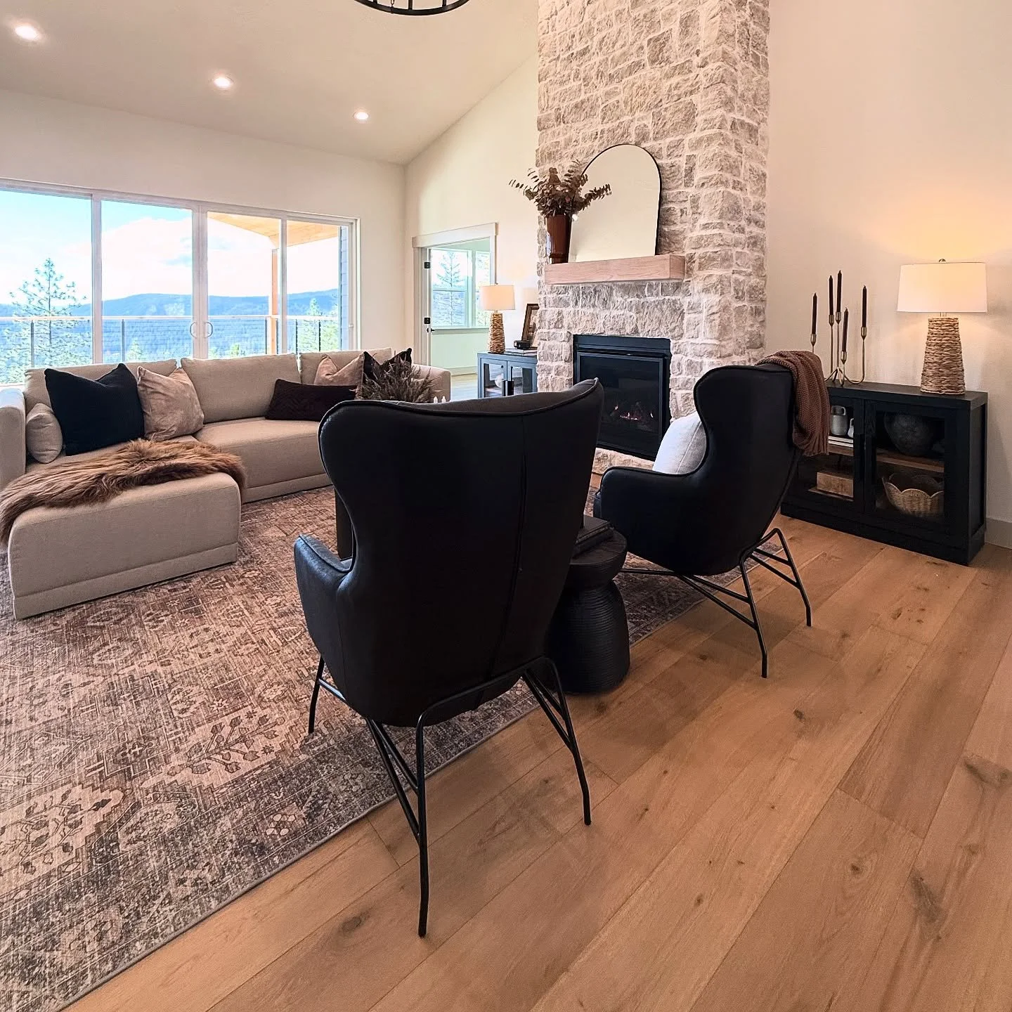 I took 30 photos yesterday and I only have a few that are not blurry&hellip; I had some setting wonky on my phone and I&rsquo;m SUPER disappointed! Was such a pretty Fall stage at a beautiful new listing&hellip; the view from this house is PHENOMENAL