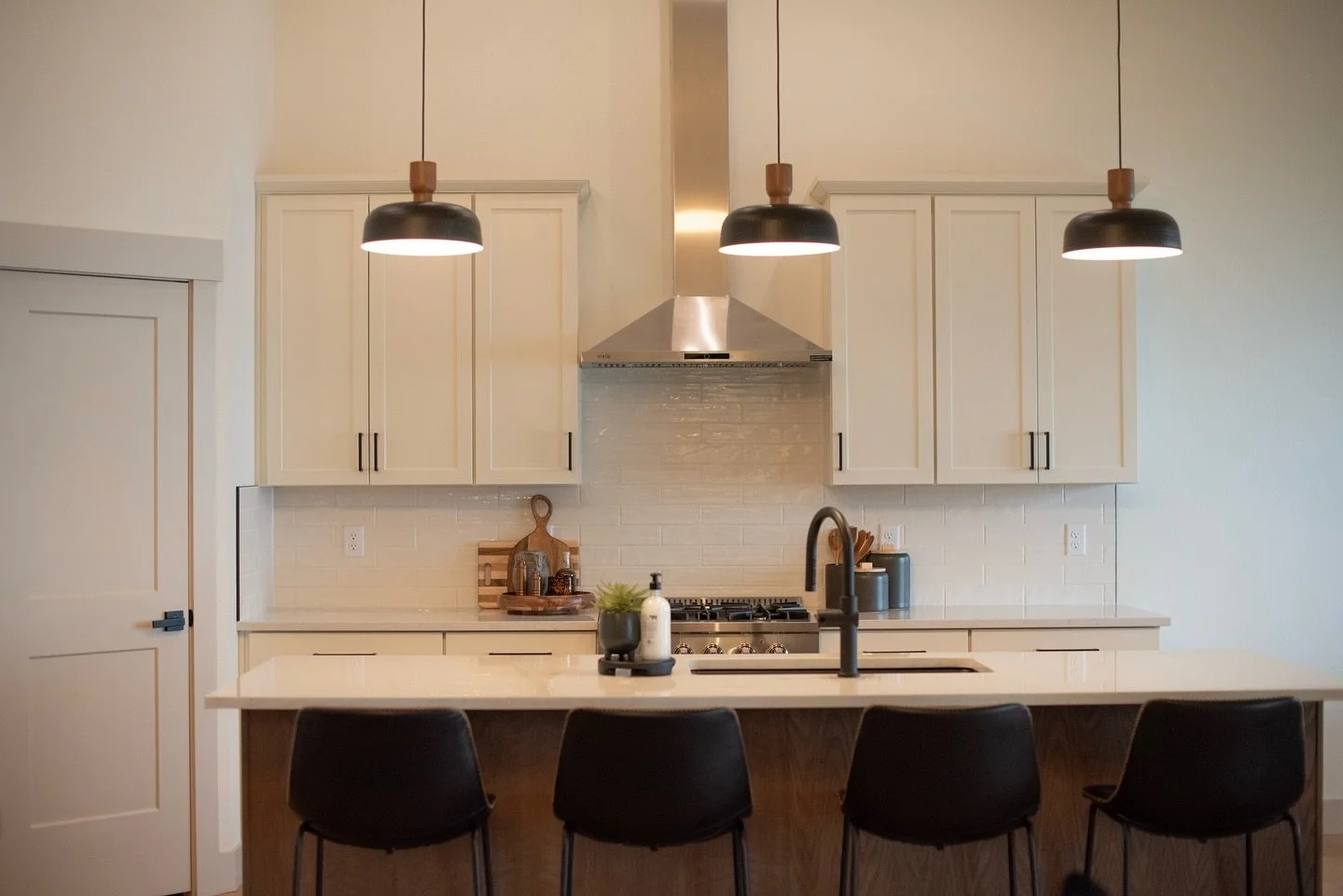 This kitchen was designed for slow Saturday mornings, French toast on the griddle, and an island surrounded by kids with sticky syrup fingers. All while the grown ups enjoy the view for miles and miles! @spokanehousehunter has the details 🍂🍂🍂