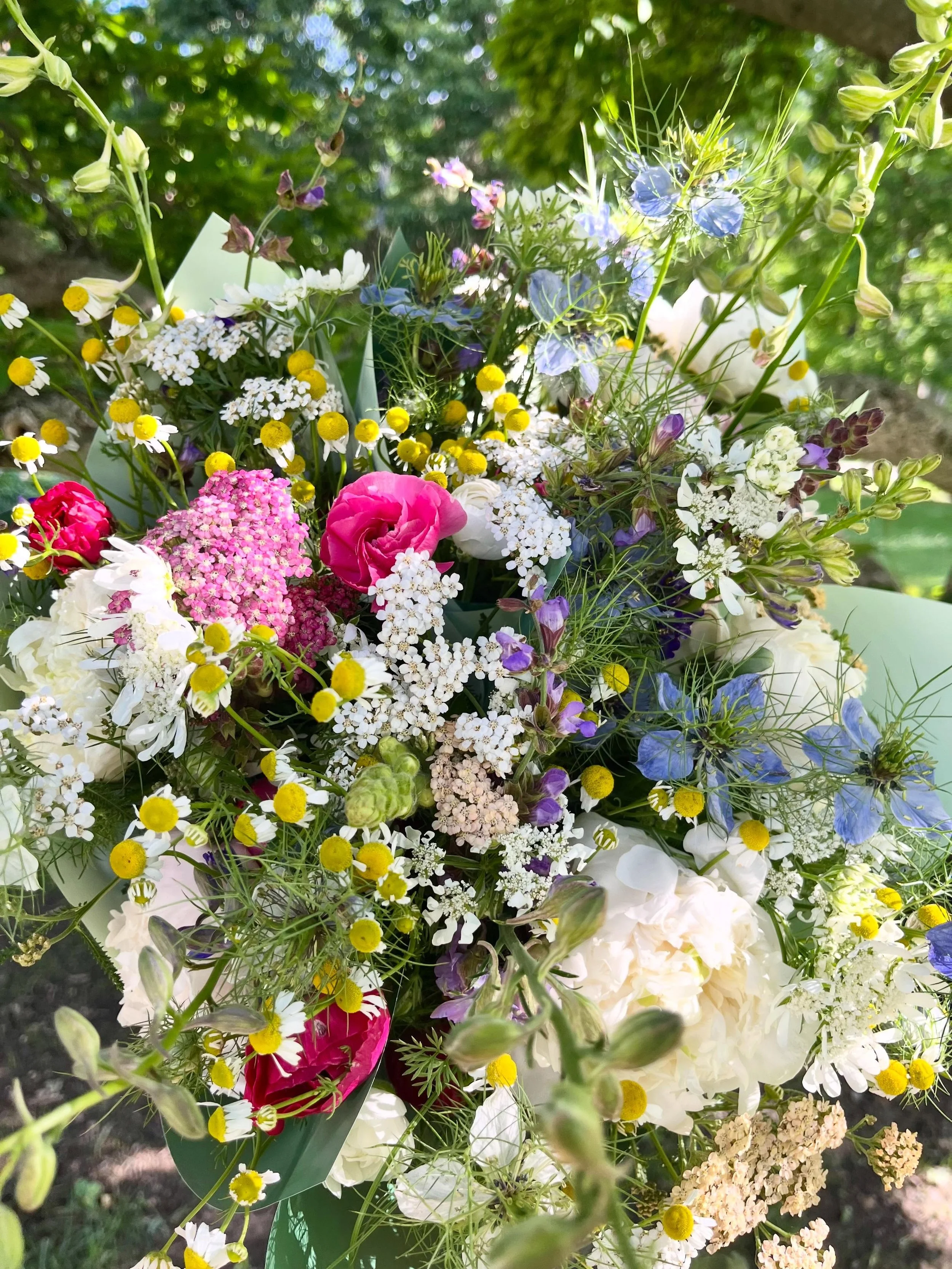 If I HAD to choose a bouquet to give my customers all season long, it would be this one!! 

The very last of the spring peonies and ranunculus, mixed in with the very first of the summer flowers trickling in. Garden roses, larkspur, orlaya, snapdrago