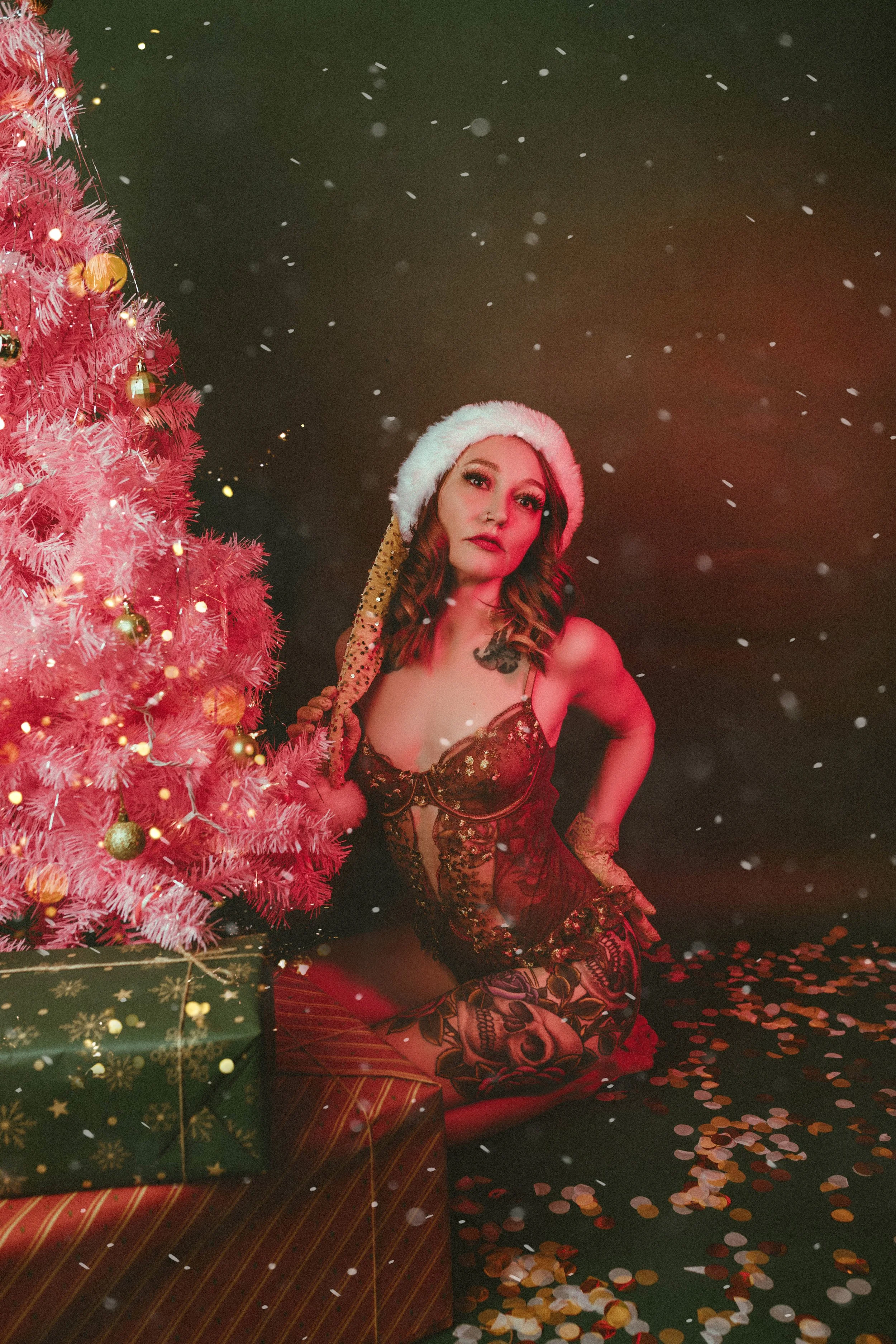  Retro Christmas Boudoir: A Vintage Holiday Set with a Pink Tree &amp; Playful Vibes