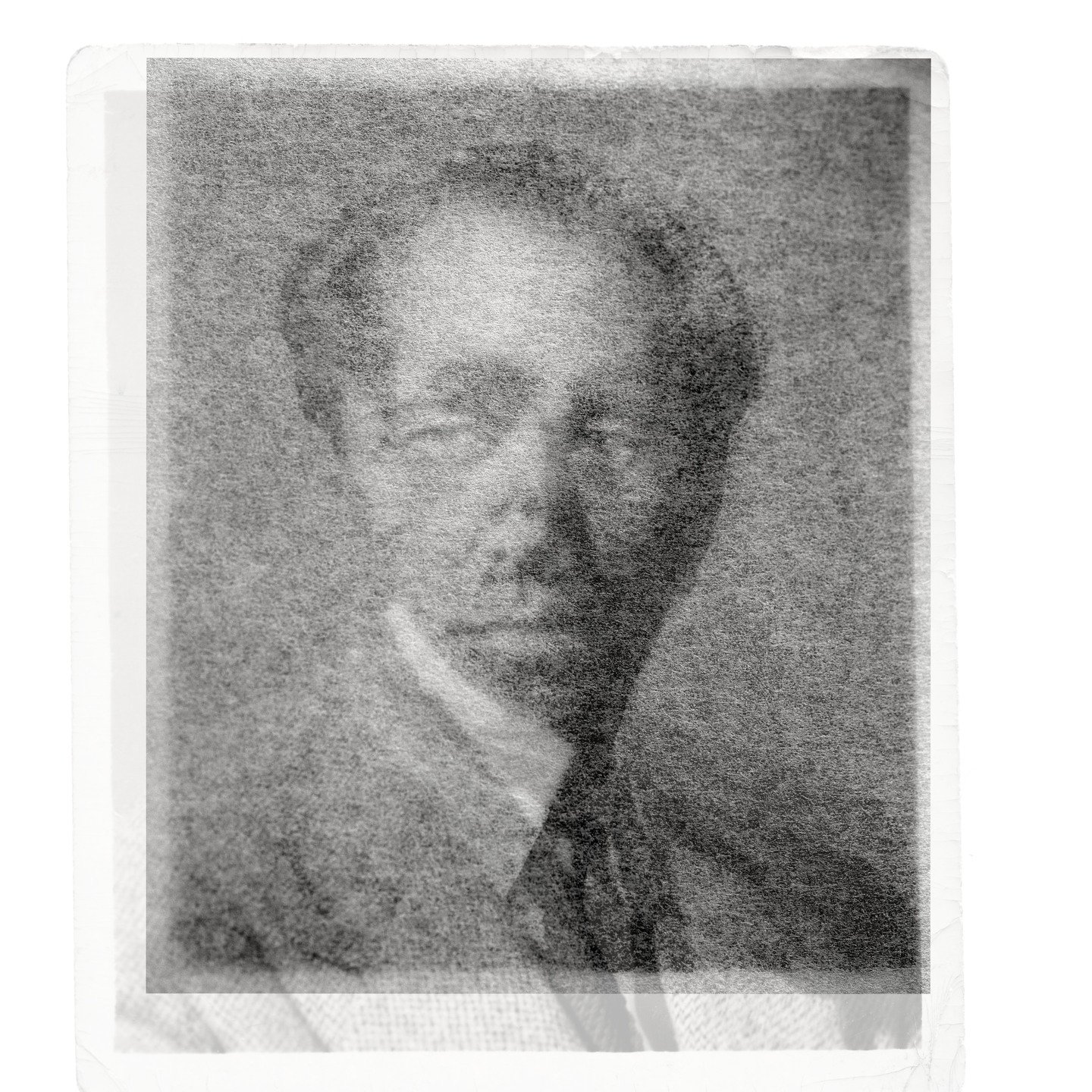 Suite de mes recherches pour un projet photographique r&eacute;alis&eacute; &agrave; partir d'une petite photographie de mon grand-p&egrave;re Victor.
Hybridit&eacute;, identit&eacute; trouble, souvenirs alt&eacute;r&eacute;s, textures, transparence.