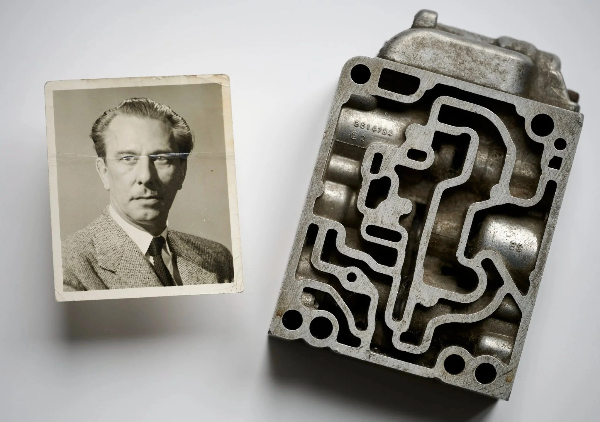 Je vous invite &agrave; d&eacute;couvrir mon projet &quot;Victor et l&rsquo;Hydraulique &ndash; Inventaire d&rsquo;un souvenir &quot;. Le projet est n&eacute; de la rencontre entre un objet m&eacute;canico-industriel et une petite photographie noir e