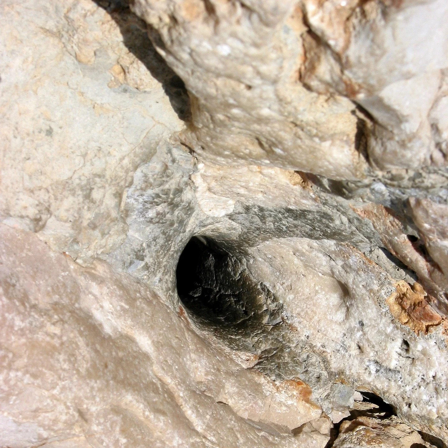 Narine de Nepture, pointe de la Cacau, Cassis, 2002.
Par ce trou s'&eacute;chappent de fortes quantit&eacute;s d'air, propuls&eacute; par les vagues qui s'engouffrent dans une grotte partiellement sous-marine, sous la pointe. Le bruit qui en d&eacute