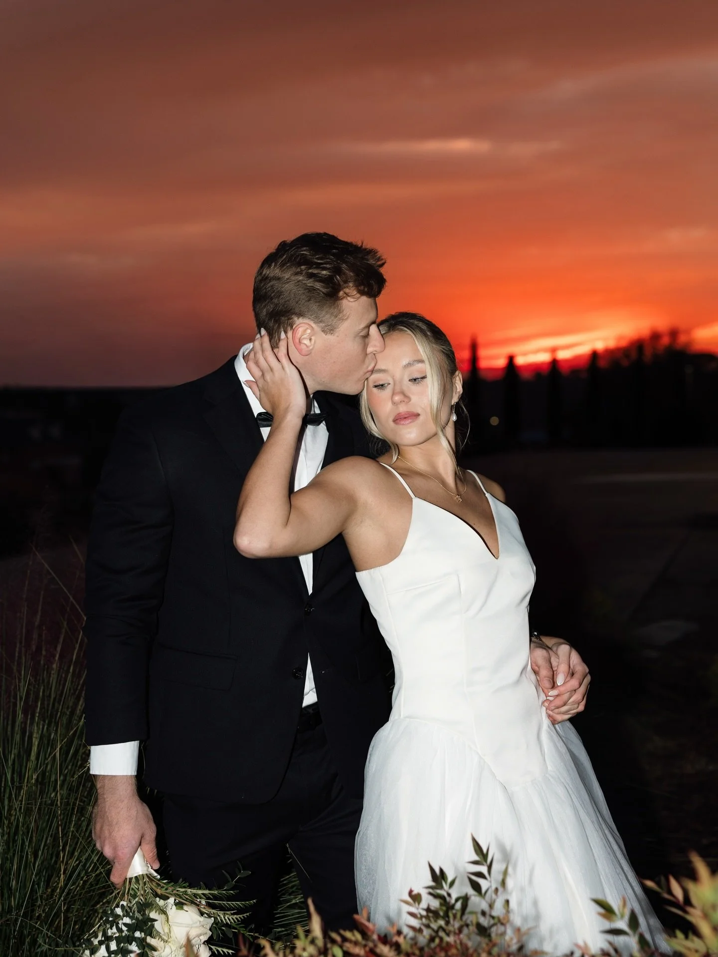 The kind of wedding aesthetic that never goes out of style &mdash; clean lines, refined details, and a couple that looks effortlessly elegant in every frame. This gallery feels straight out of an editorial: classic black-tie, soft romantic tones, and