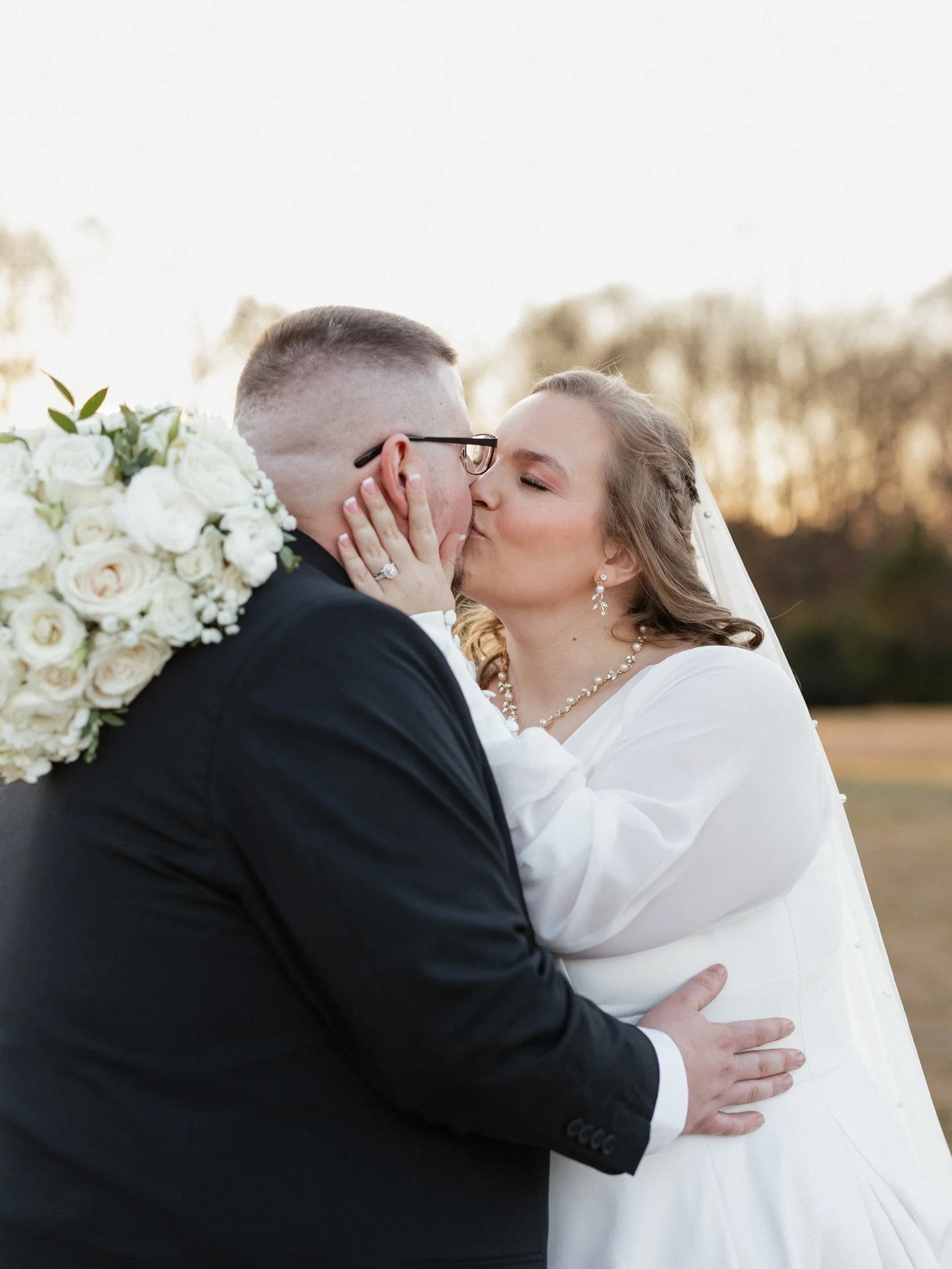 believe great wedding photos balance intention and creativity.

Some moments are playful and modern. Others are quiet and emotional. My approach is about knowing when to guide, when to step back, and when to lean into what feels natural for you.

I l