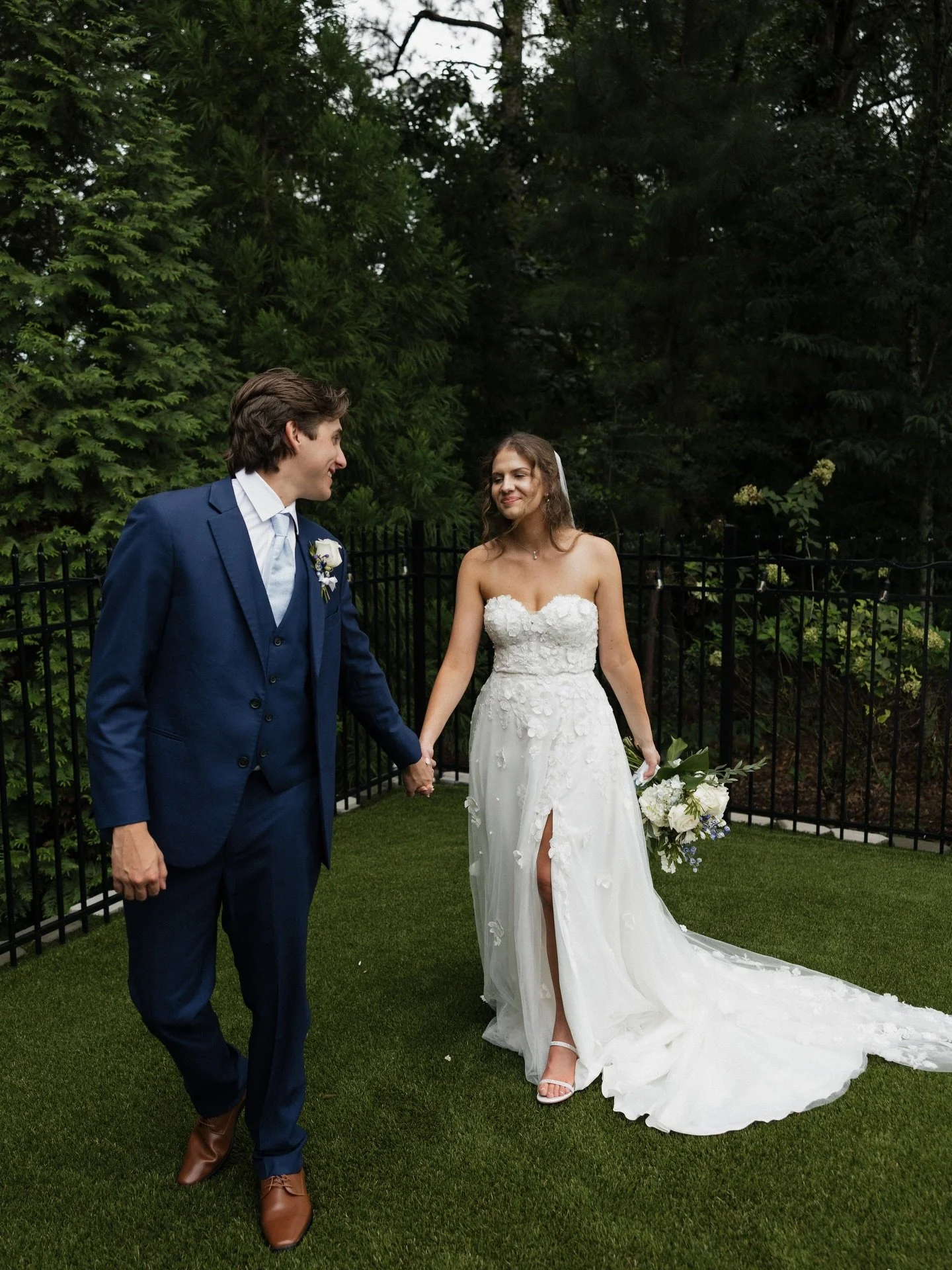 Amber + Harrison&rsquo;s wedding day was pure summer magic 🤍🌿✨

A cozy, intimate backyard wedding by the pool &mdash; surrounded by the people who love them most &mdash; and a love that felt so sweet, so steady, and so real. Every part of the day f
