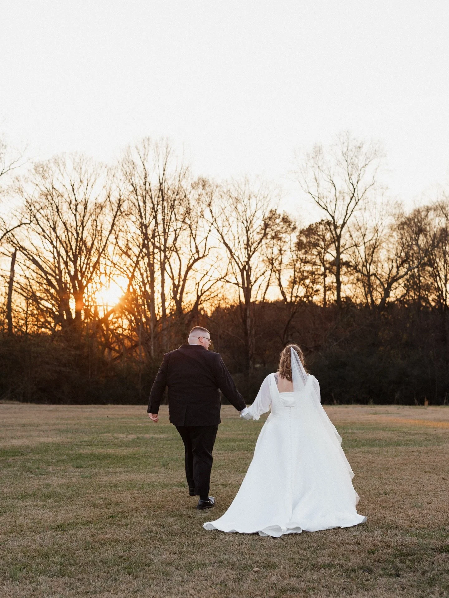 Golden hour during a wedding day is pure magic. If we get the chance to step away for a few minutes while the sun is setting, it never disappoints.

There&rsquo;s something about those warm colors filling the sky, the soft glow wrapping around a coup