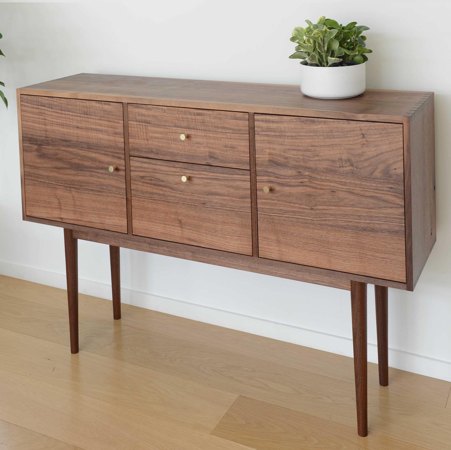 Bar console in black walnut.