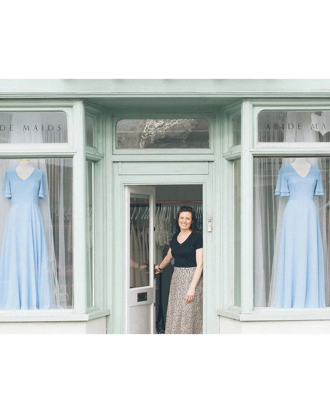 HI! | Let me tell you a little about my story. 

My name is Kim, and I have been working in the wedding industry for 18 years. 
For many of those years, I made hundreds of bridesmaids dresses. All by hand and all unique to the bride. 
In between thos