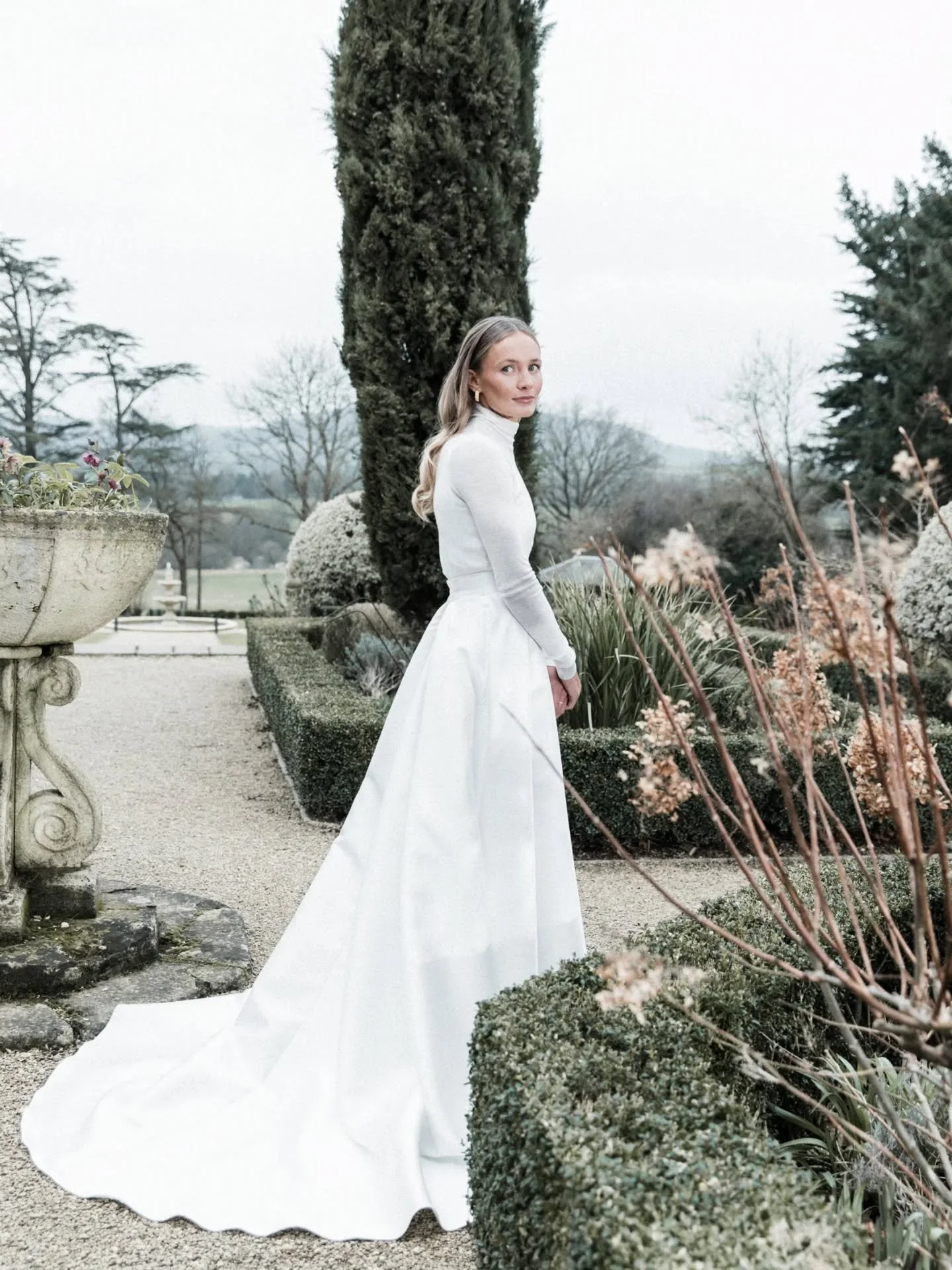 CHARLOTTE | styled down to a T by the @deerparkcountryhouse girls for their shoot. 
Modern, relaxed, and elegant. 
What more could you want for a bridal look whilst heading into those colder months. 

You brides have a magical time of the year to dre