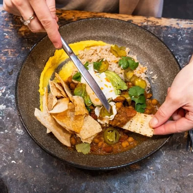 Dive into our Bodhi Buddha Bowl today:

✨ Spiced beans
✨ Creamed corn 
✨ Pickled jalapenos 
✨ Avo
✨ Vegan sour cream
✨ Coriander
✨ Corn chips
✨ Brown rice

Come in and treat yourself!

#melbournebesteats#melbournefoodbloggers#melbournefoodie#melbourn