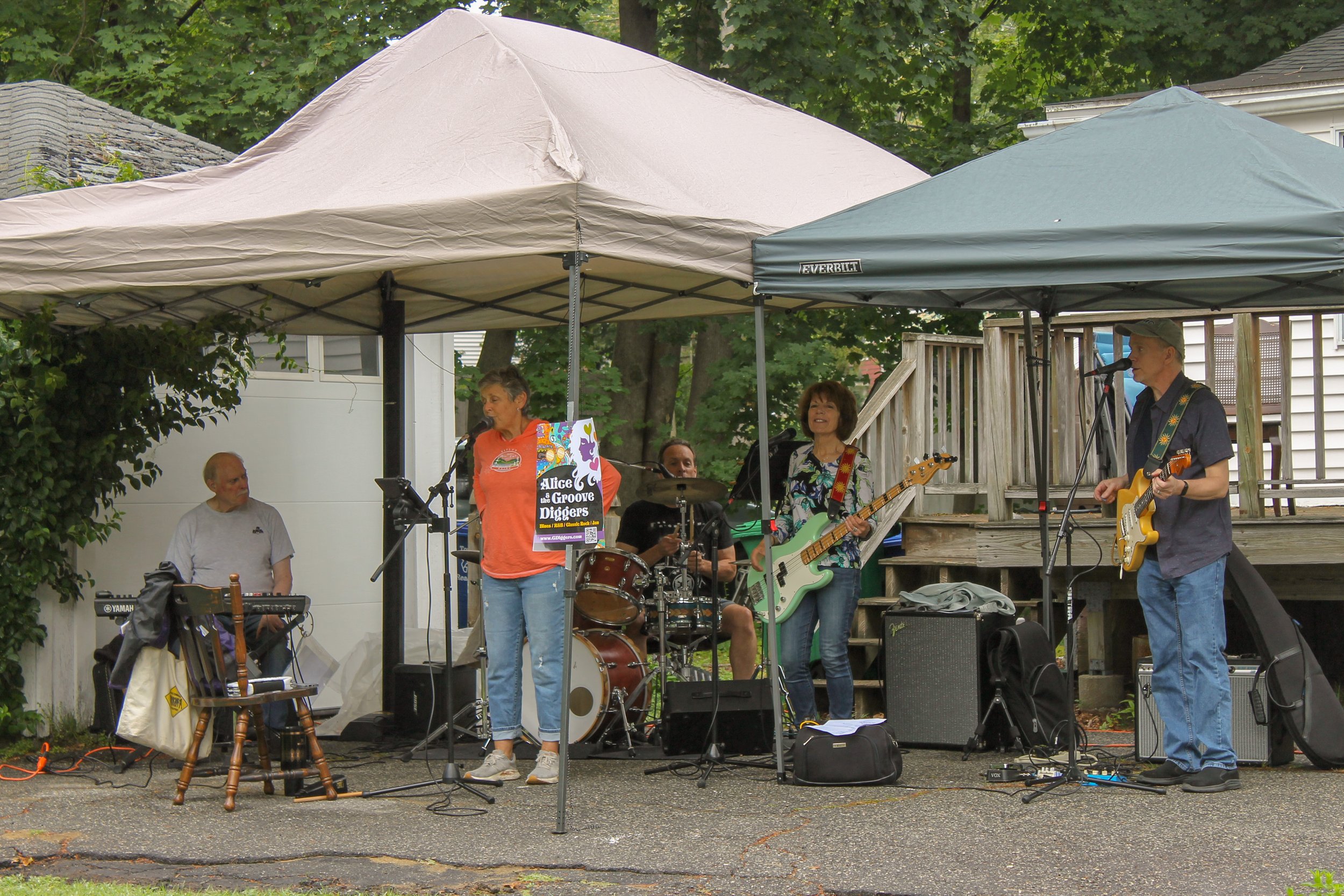 Alice and the Groove Diggers performing at Harriman Ave.