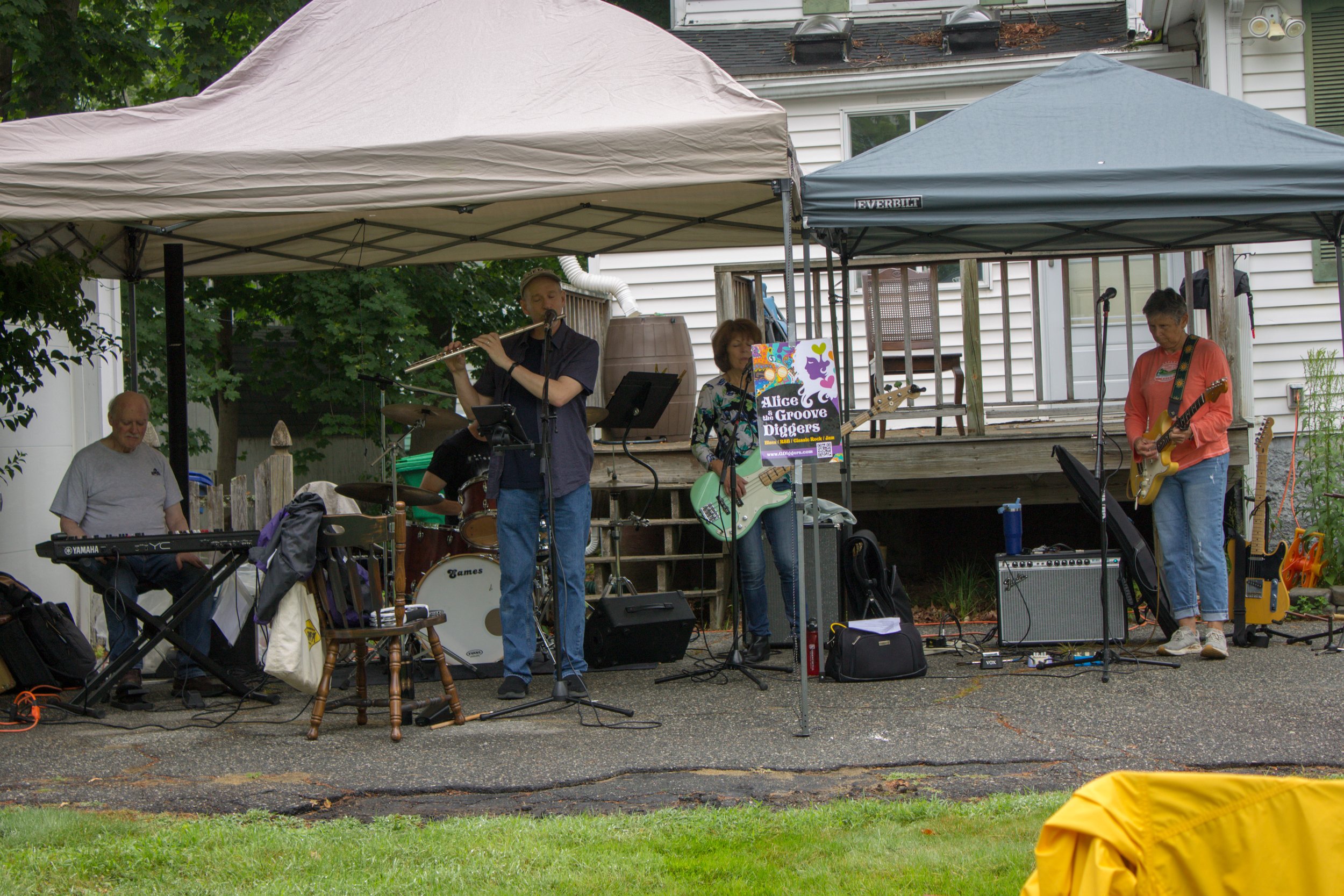 Alice and the Groove Diggers performing at Harriman Ave.