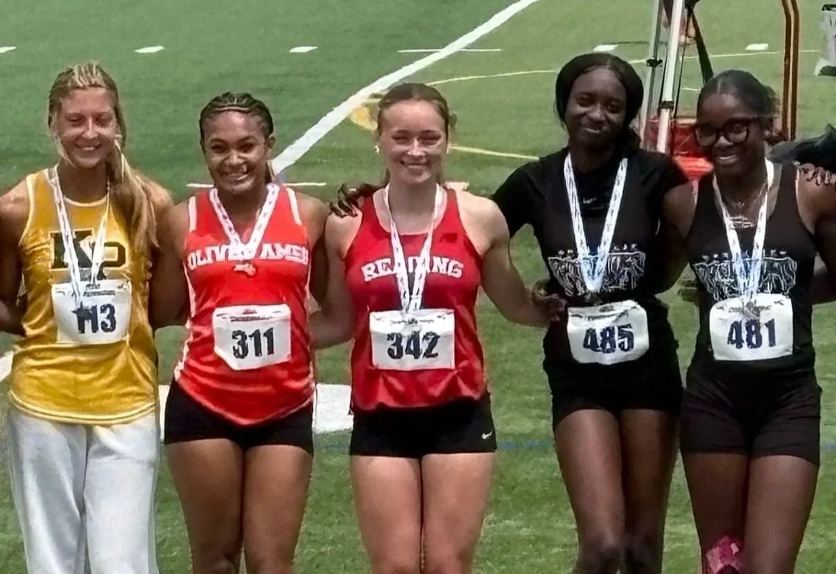 Kamryn Encarnacao (center) finished fourth in the 100m.
