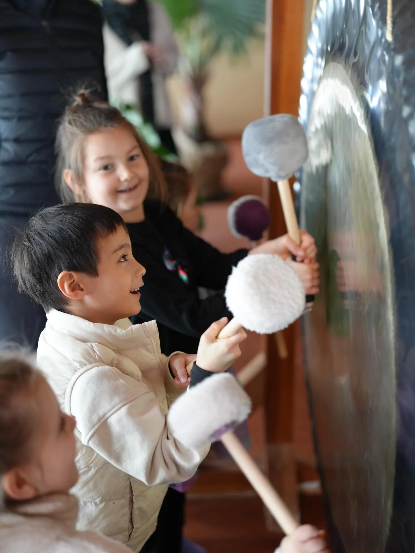 Those on the other side of the gong would later describe it as a curious blend of noise and laughter. 

📷 @mattemmi 

#staycuriouser
