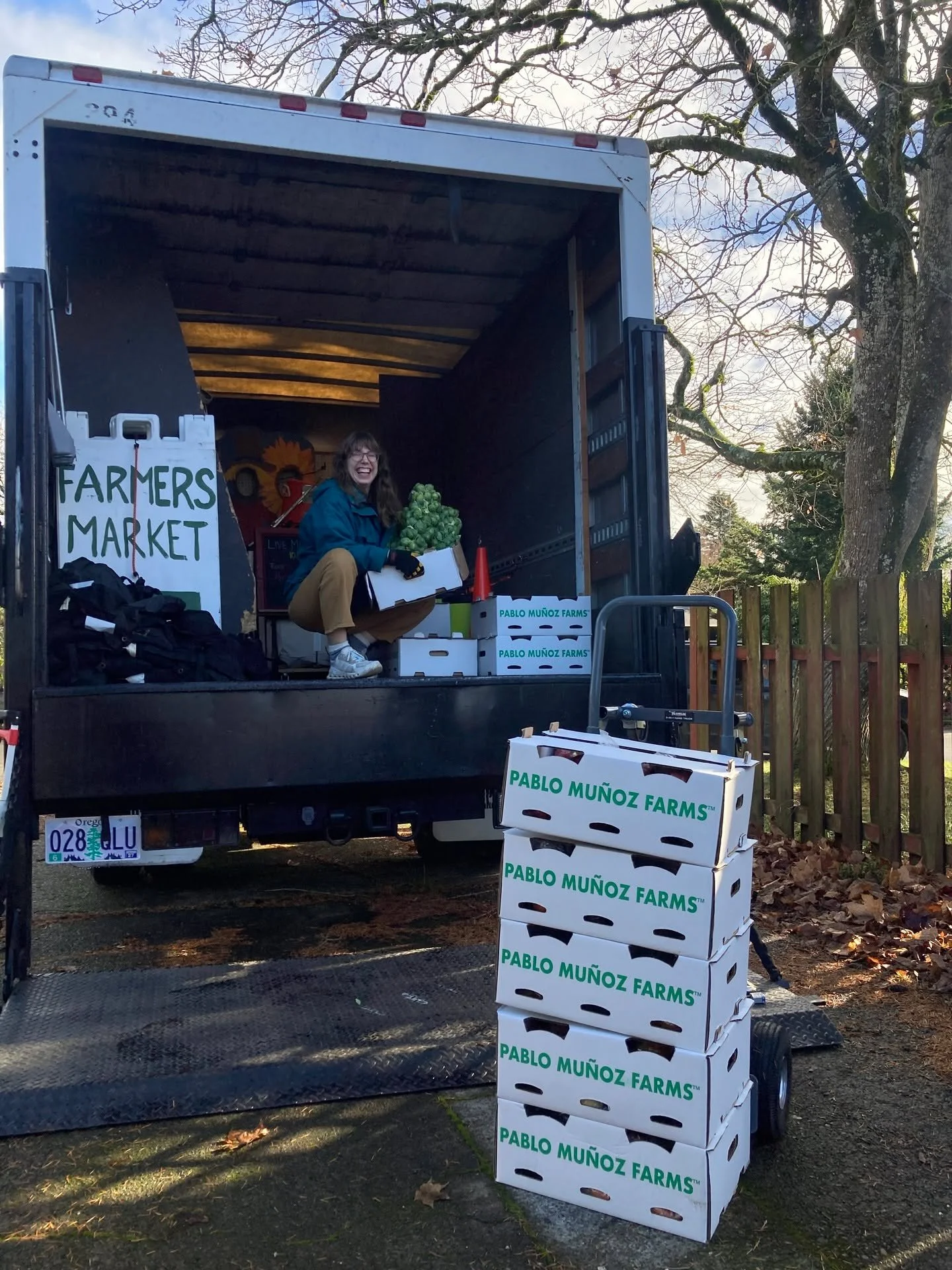 Special delivery!!!! 🍎🍐🥕

@pablomunozfarms generously dropped off a bunch of winter produce for our market this weekend! Along with @oneupfarm @theurbanacre @wildoakregenerative and the Community Table, we'll have all your fresh local produce need