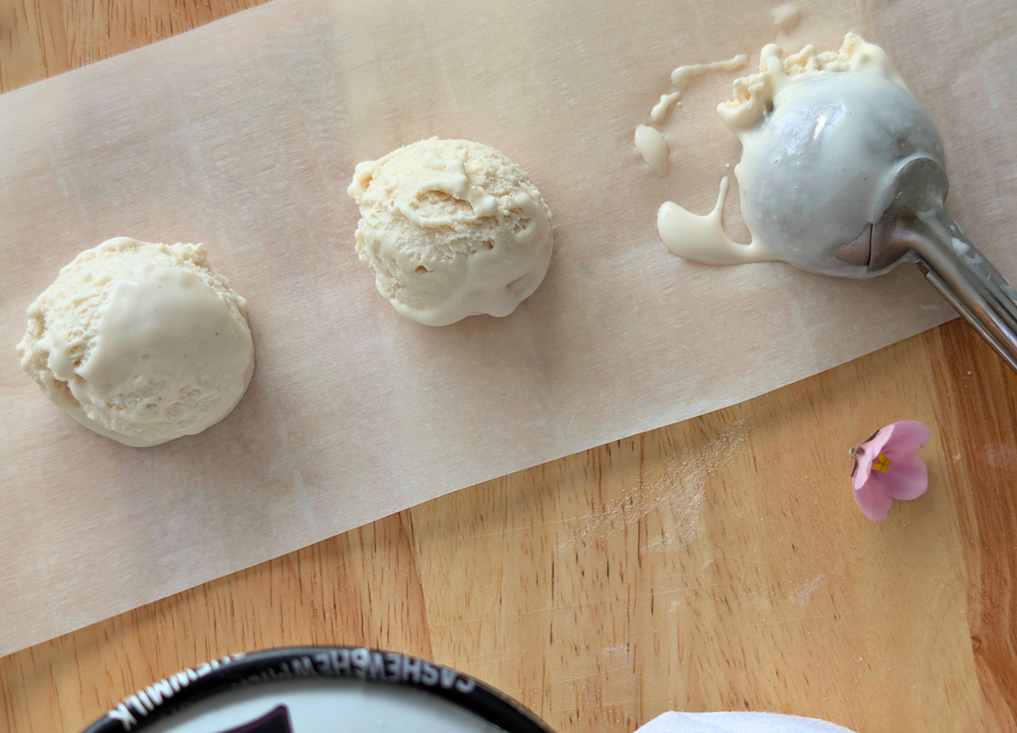 Teknik pembentukan mochi ice cream dengan mengisi es krim di tengah adonan mochi