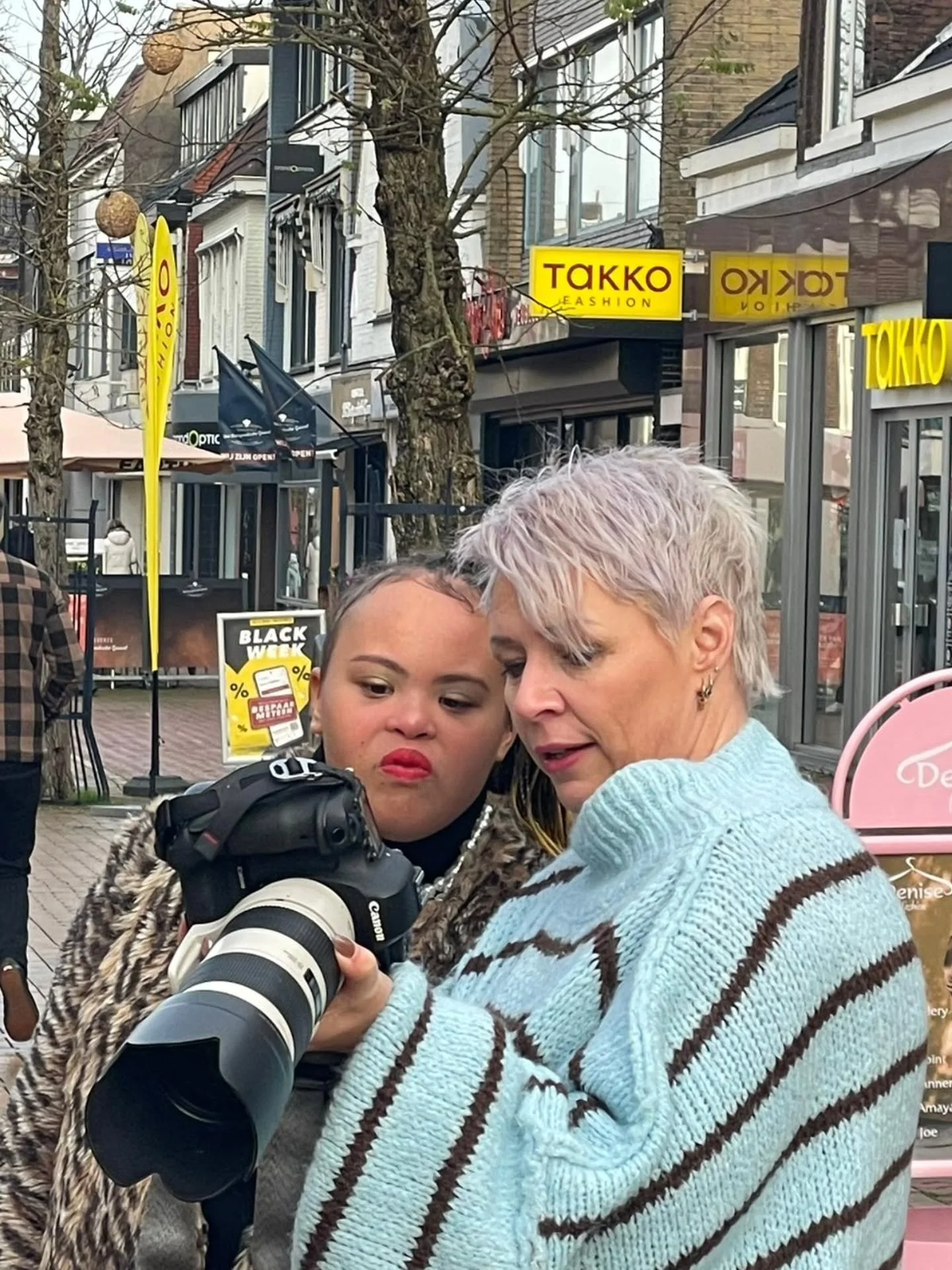 𝐈𝐤 𝐦𝐚𝐚𝐤 𝐠𝐞𝐞𝐧 𝐟𝐨𝐭𝐨'𝐬, 𝐢𝐤 𝐦𝐚𝐚𝐤 𝐯𝐞𝐫𝐛𝐢𝐧𝐝𝐢𝐧𝐠.

Goeie foto's ontstaan niet doordat ik de leiding heb.
Een bepaalde autoriteit.
De regie neem omdat ik nu eenmaal 𝑑&eacute; 𝑓𝑜𝑡𝑜𝑔𝑟𝑎𝑎𝑓 ben.

Goede foto's ontstaan in ver