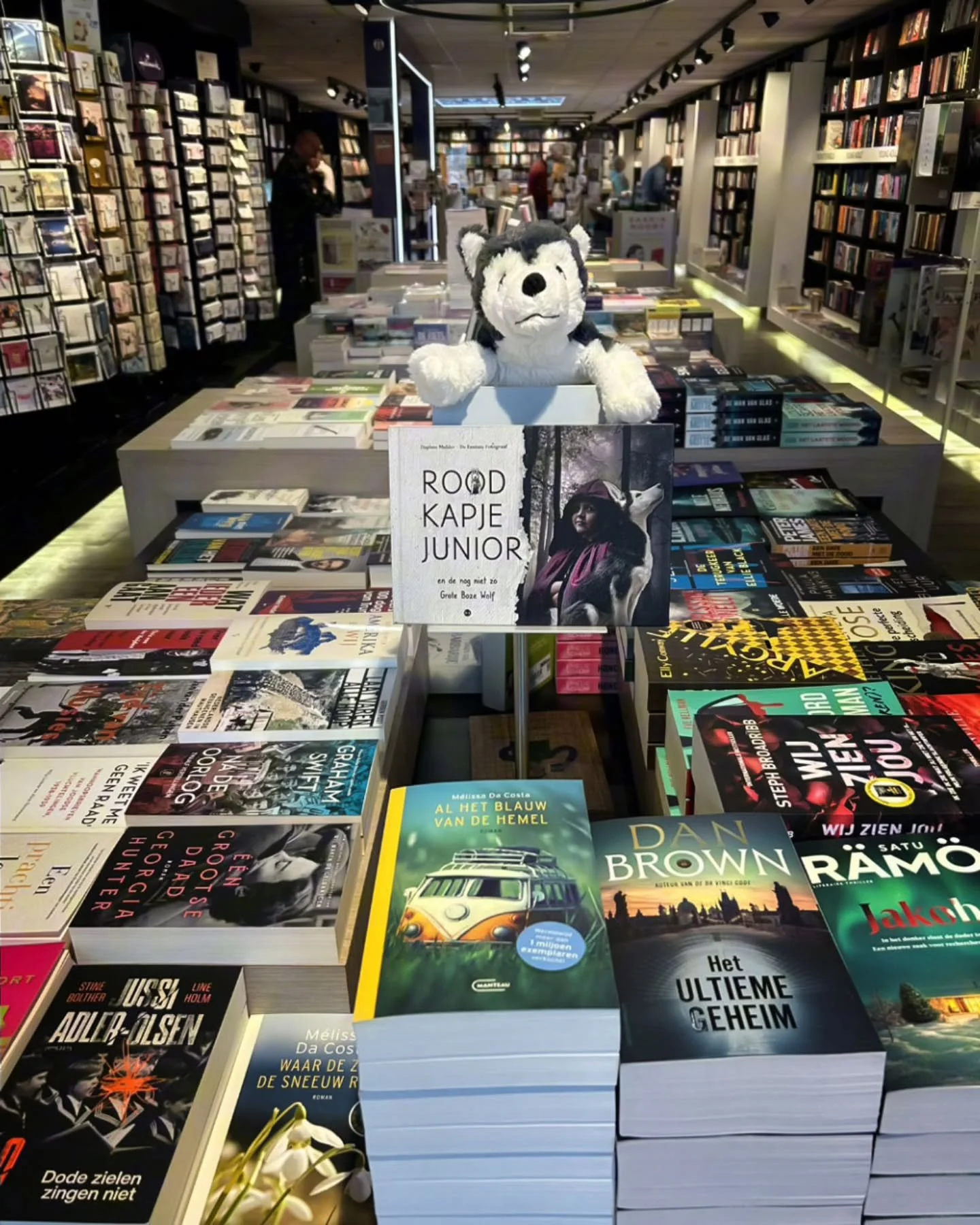 𝐇𝐚𝐩𝐩𝐢𝐧𝐞𝐬𝐬 𝐢𝐬&hellip; 𝐣𝐞 𝐞𝐢𝐠𝐞𝐧 𝐛𝐨𝐞𝐤 𝐳𝐢𝐞𝐧 𝐥𝐢𝐠𝐠𝐞𝐧 𝐭𝐮𝐬𝐬𝐞𝐧 𝐝𝐞 𝐛𝐞𝐬𝐭𝐬𝐞𝐥𝐥𝐞𝐫𝐬.

Ik blijf het bizar vinden dat mijn boek nu gewoon in winkels ligt. Iets wat begon als een lollig idee met een pup en mijn dochte