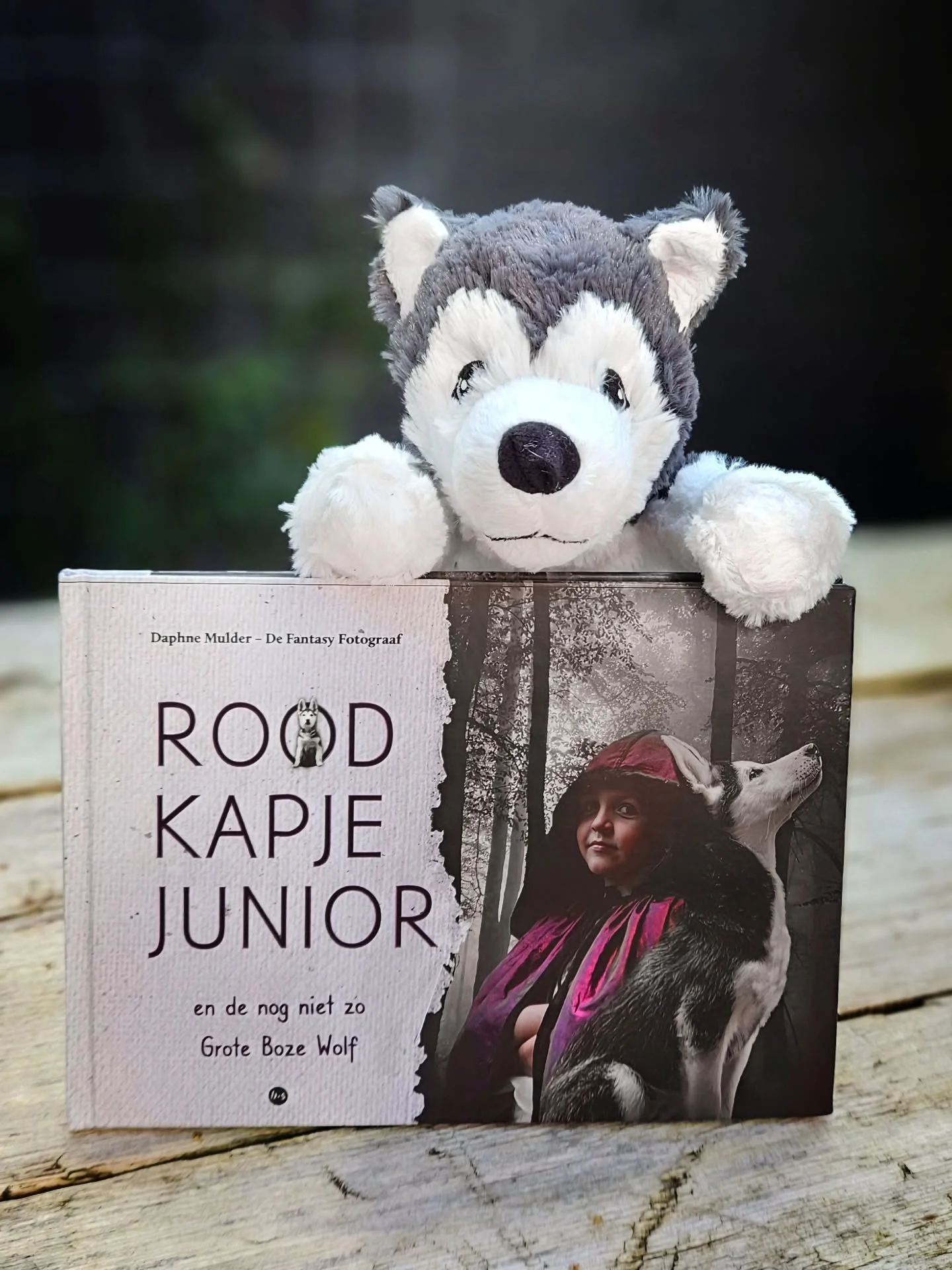 "𝐒𝐥𝐮𝐢𝐩𝐤𝐨𝐧𝐢𝐧𝐠 𝐦𝐢𝐣𝐧 𝐛𝐢𝐛𝐬!" 
Een van de vele hilarische uitspraken van de nog niet zo Grote Boze Wolf. Zijn karakter is favoriet bij vele kinderen. De boeken m&eacute;t knuffels vliegen dan ook de webshop uit. 

Ik snap dat,