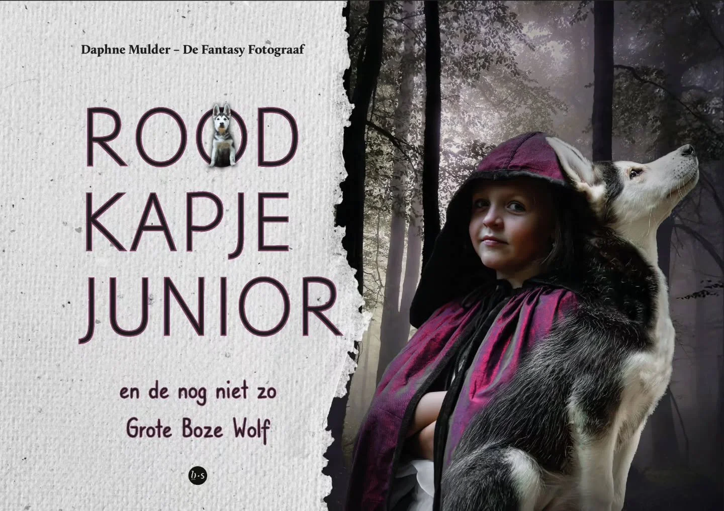 𝐃𝐢𝐭 𝐛𝐨𝐞𝐤 𝐢𝐬 𝐚𝐧𝐝𝐞𝐫𝐬. 𝐄𝐧 𝐡𝐢𝐞𝐫 𝐢𝐬 𝐰𝐚𝐚𝐫𝐨𝐦.

De meeste kinderboeken hebben illustraties.
Dit boek heeft foto's.
Echte foto's, geen Phtoshop of AI.
Van een echt meisje.
En een echte wolf. (Nou ja...)
Met echte fantasie, want ni