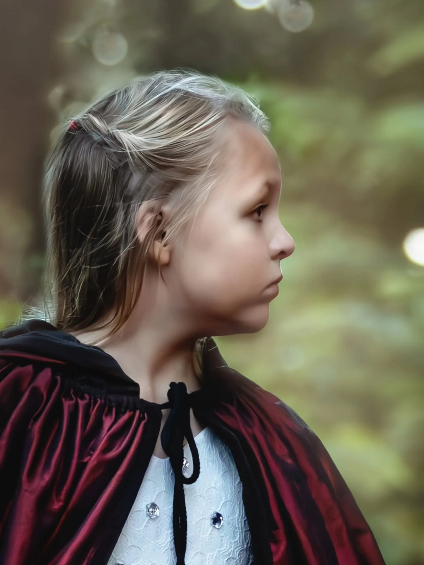 𝐃𝐢𝐭 𝐤𝐢𝐧𝐝𝐞𝐫𝐛𝐨𝐞𝐤 𝐢𝐬 𝟓% 𝐟𝐨𝐭𝐨'𝐬 𝐞𝐧 𝟓% 𝐬𝐜𝐡𝐫𝐢𝐣𝐯𝐞𝐧. 𝐃𝐞 𝐚𝐧𝐝𝐞𝐫𝐞 𝟗𝟎% 𝐛𝐞𝐬𝐭𝐚𝐚𝐭 𝐮𝐢𝐭 𝐤𝐞𝐮𝐳𝐞𝐬 𝐝𝐢𝐞 𝐧𝐢𝐞𝐦𝐚𝐧𝐝 𝐳𝐢𝐞𝐭... 

Je ziet de pagina. Je ziet het meisje in het bos, haar mantel, de spanning in