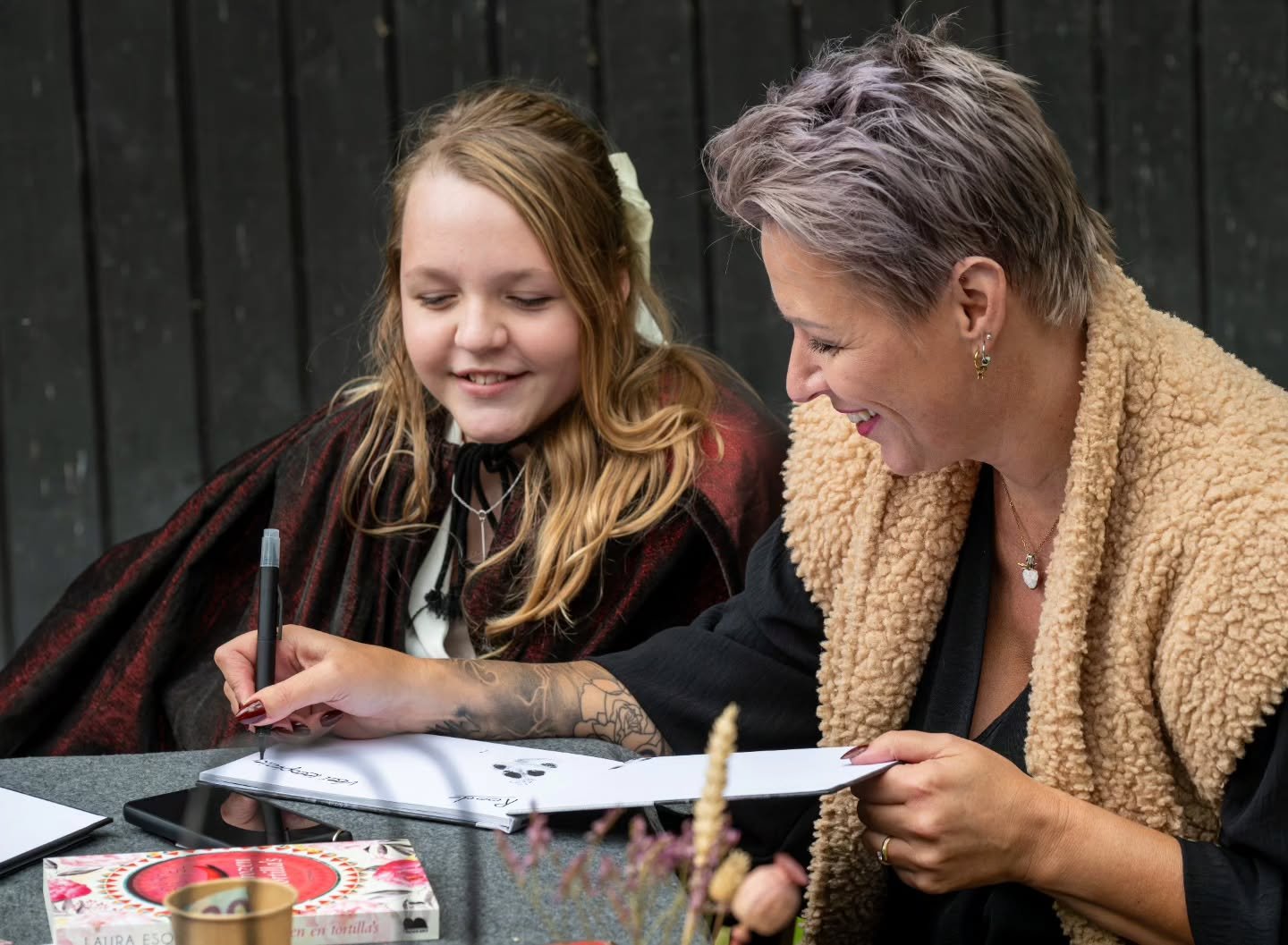 𝐊𝐢𝐧𝐝𝐞𝐫𝐝𝐫𝐨𝐨𝐦 𝐢𝐧 𝐯𝐞𝐫𝐯𝐮𝐥𝐥𝐢𝐧𝐠!
Als kind droomde ik ervan: een lange rij mensen die allemaal staan te wachten om hun boek te laten signeren door de auteur &ndash; ik dus!
 
En in september werd die droom werkelijkheid. Nou ja, een s