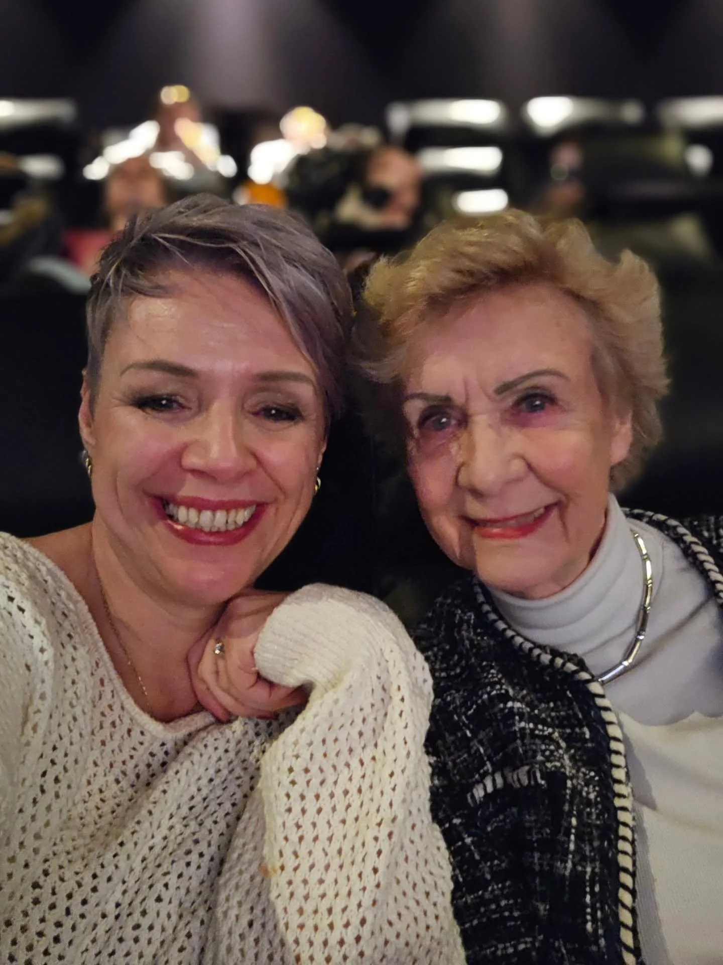 𝐀𝐟𝐠𝐞𝐰𝐞𝐳𝐞𝐧 𝐨𝐦𝐝𝐚𝐭 𝐣𝐞 𝐛𝐞𝐬𝐭𝐚𝐚𝐭...

Het was een verjaardagscadeautje voor mijn 50e verjaardag: samen met mam naar de film 'I swear' in de bios.

'I Swear' vertelt het inspirerende, waargebeurde verhaal van de Schotse John Davidson, 