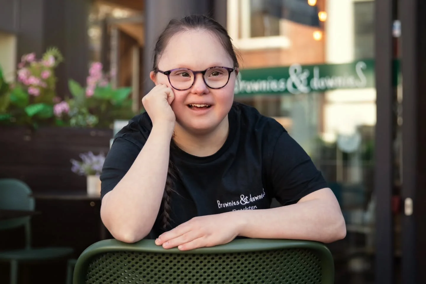 𝐖𝐚𝐚𝐫 𝐢𝐤 𝐡𝐞𝐭 𝐦𝐞𝐞𝐬𝐭 𝐯𝐚𝐧 𝐤𝐚𝐧 𝐠𝐞𝐧𝐢𝐞𝐭𝐞𝐧 𝐛𝐢𝐣 𝐁𝐫𝐨𝐰𝐧𝐢𝐞𝐬 &amp; 𝐃𝐨𝐰𝐧𝐢𝐞𝐬?
Je zou denken "Het lekkere eten!" 
Maar dat is het niet. 
Hoewel het bij B&amp;D heerlijk en smaakvol eten is, geniet ik het meest 