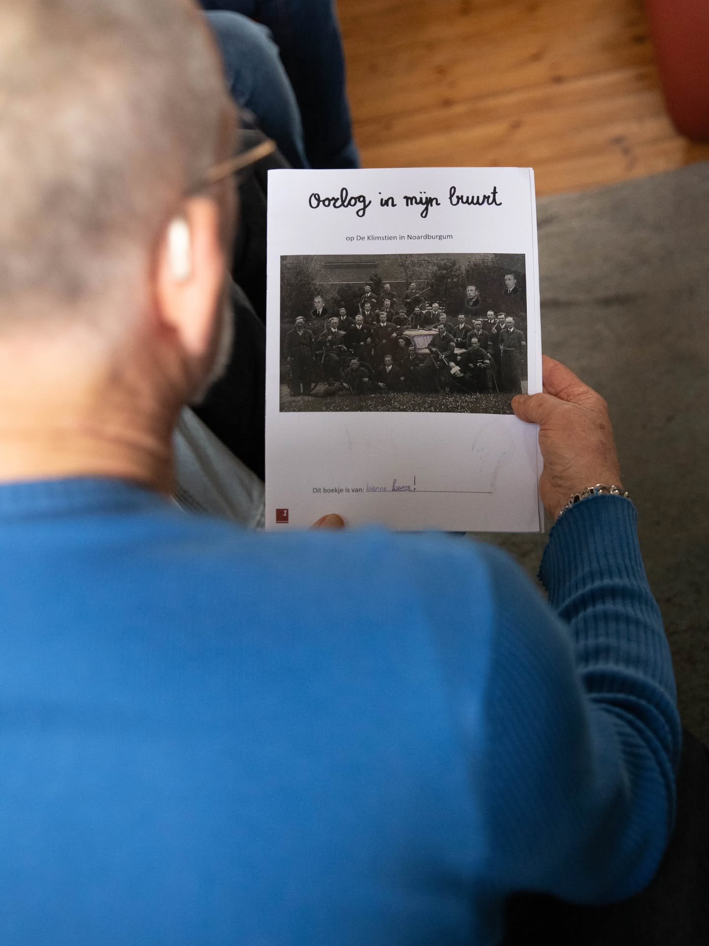 𝐈𝐤 𝐡𝐨𝐨𝐫 𝐳𝐨𝐯𝐞𝐞𝐥 𝐦𝐞𝐧𝐬𝐞𝐧 𝐤𝐥𝐚𝐠𝐞𝐧, 𝐝𝐞 𝐰𝐞𝐫𝐞𝐥𝐝 𝐢𝐬 𝐯𝐞𝐫𝐫𝐨𝐭.

En hier, deze 87-jarige man. De paaseitjes keurig in een p&ucirc;dsje. Een gebaar zo simpel, dat je er achteloos aan voorbij gaat. 

Vorige week ging ik op pa