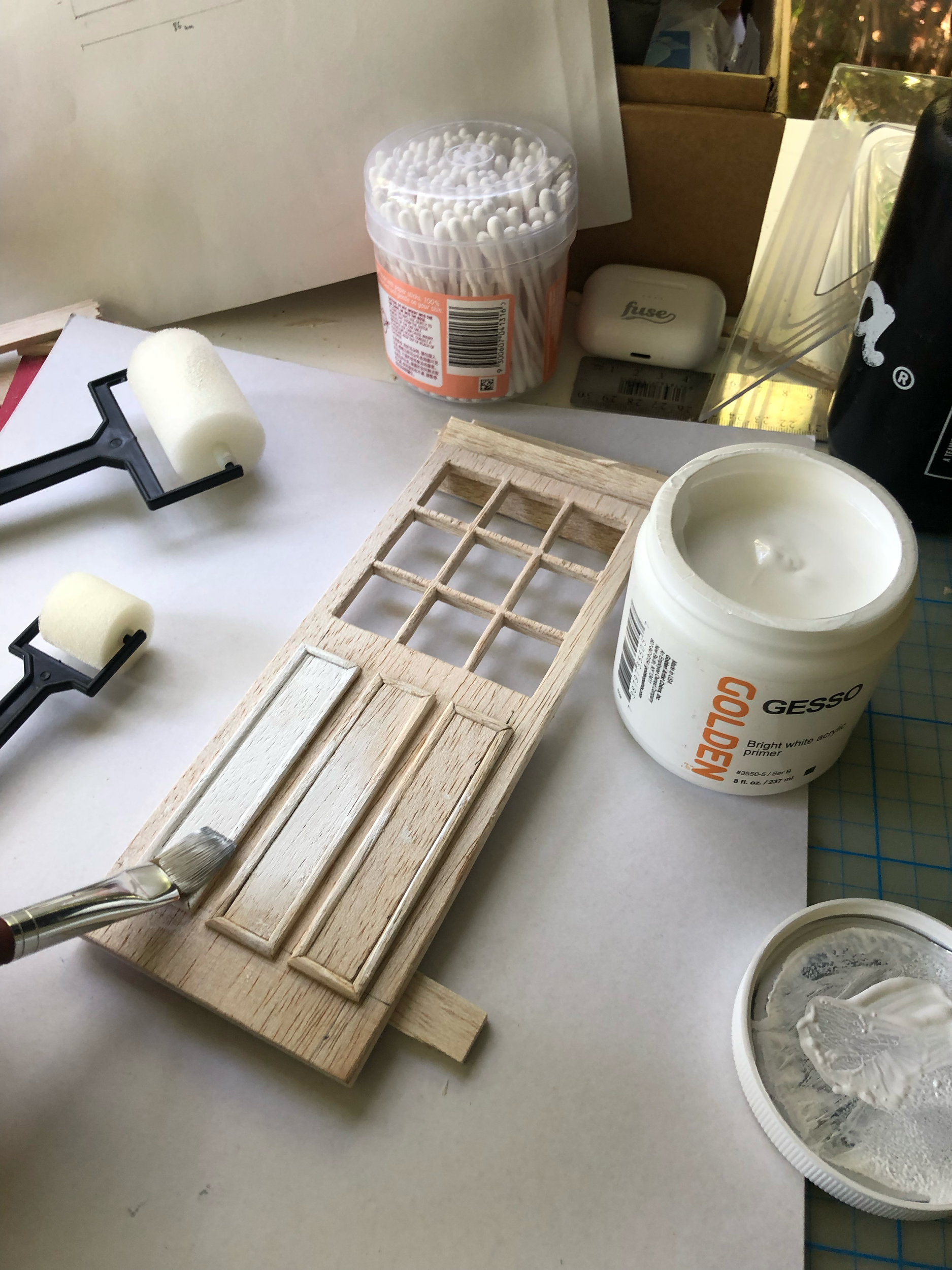For the inner door I simply painted white matt primer