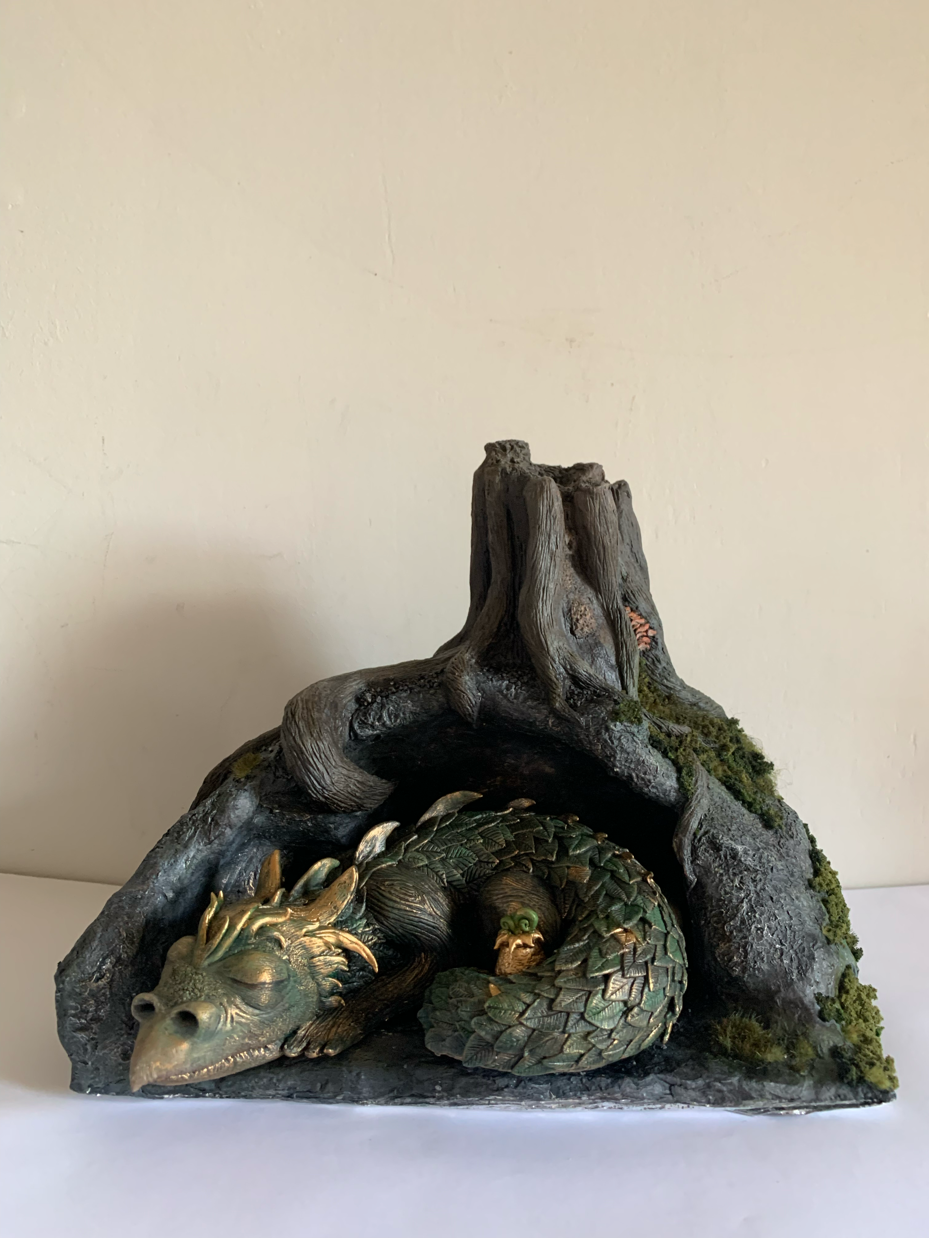 Built the initial aluminium foil cave in my Scenic World Building workshop at Weta Unleashed , then decide to expand upon it by adding a clay layer and painting and flocking it to take it to the next level. Then sculpted a Drake/Forest Guardian to ad