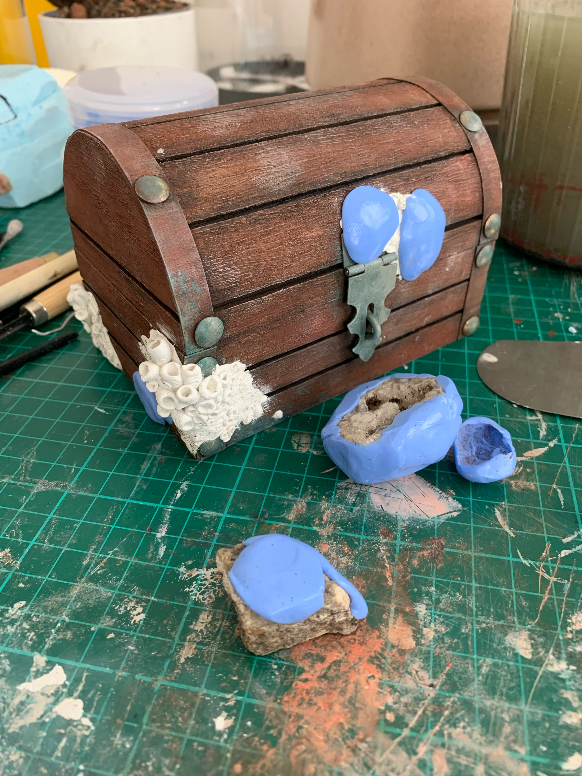 Molding stones and corals with silicone 