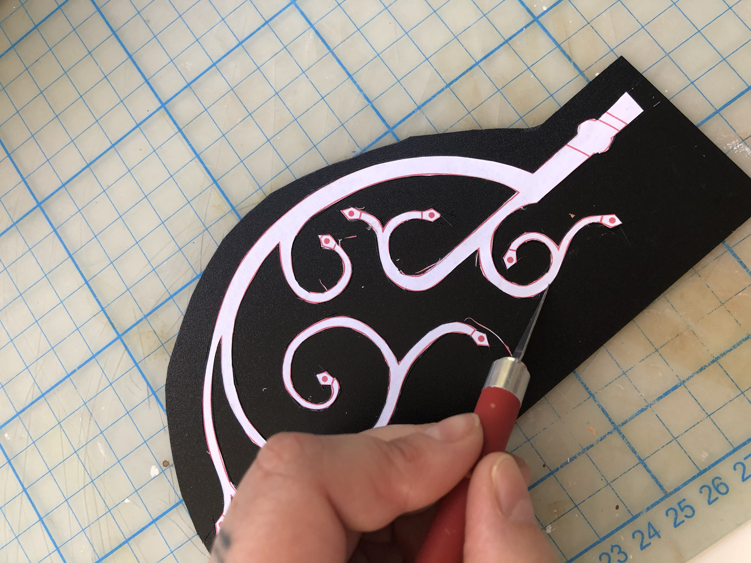 I cut the pattern out from black palight