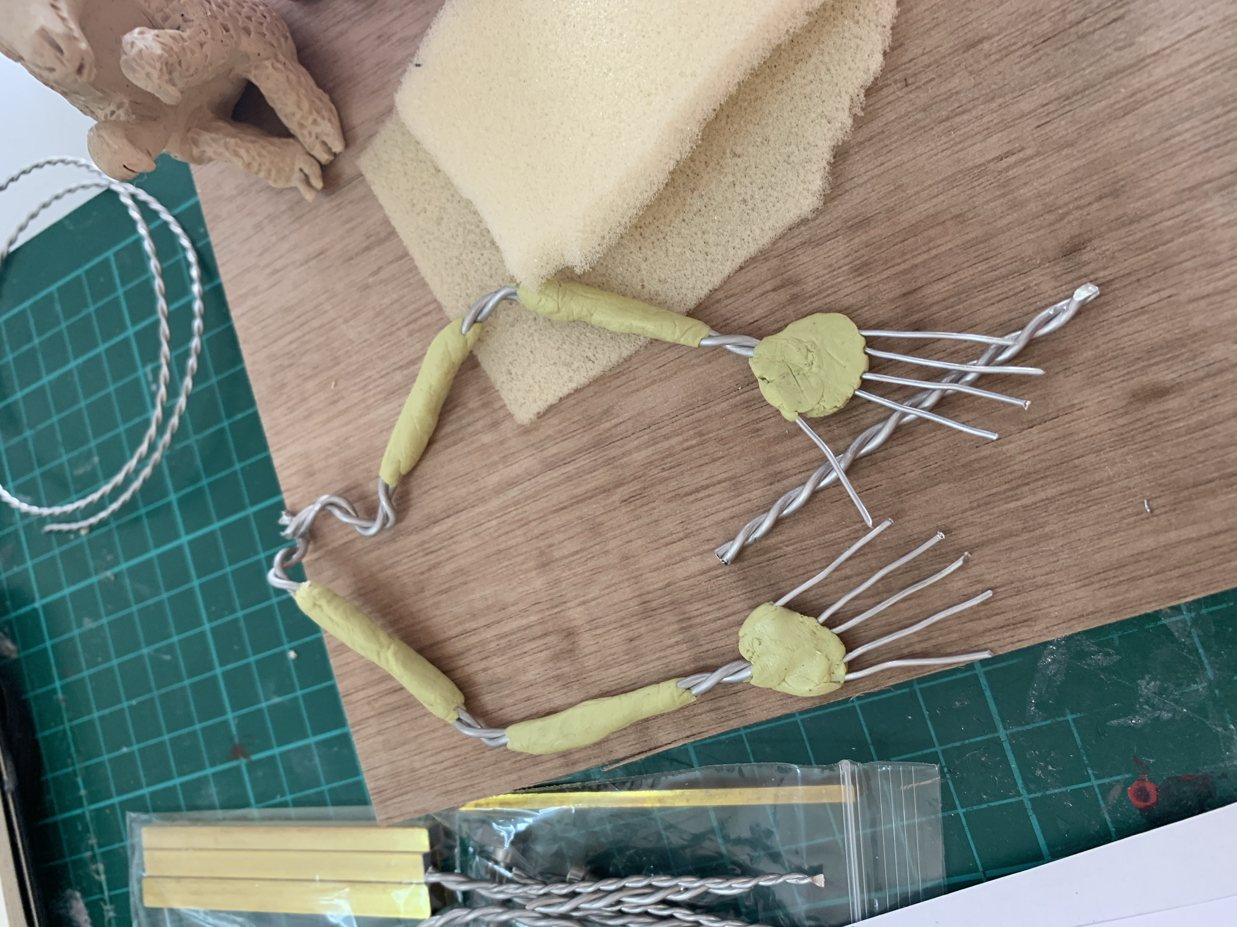 Construction of the arms with wire and milliput