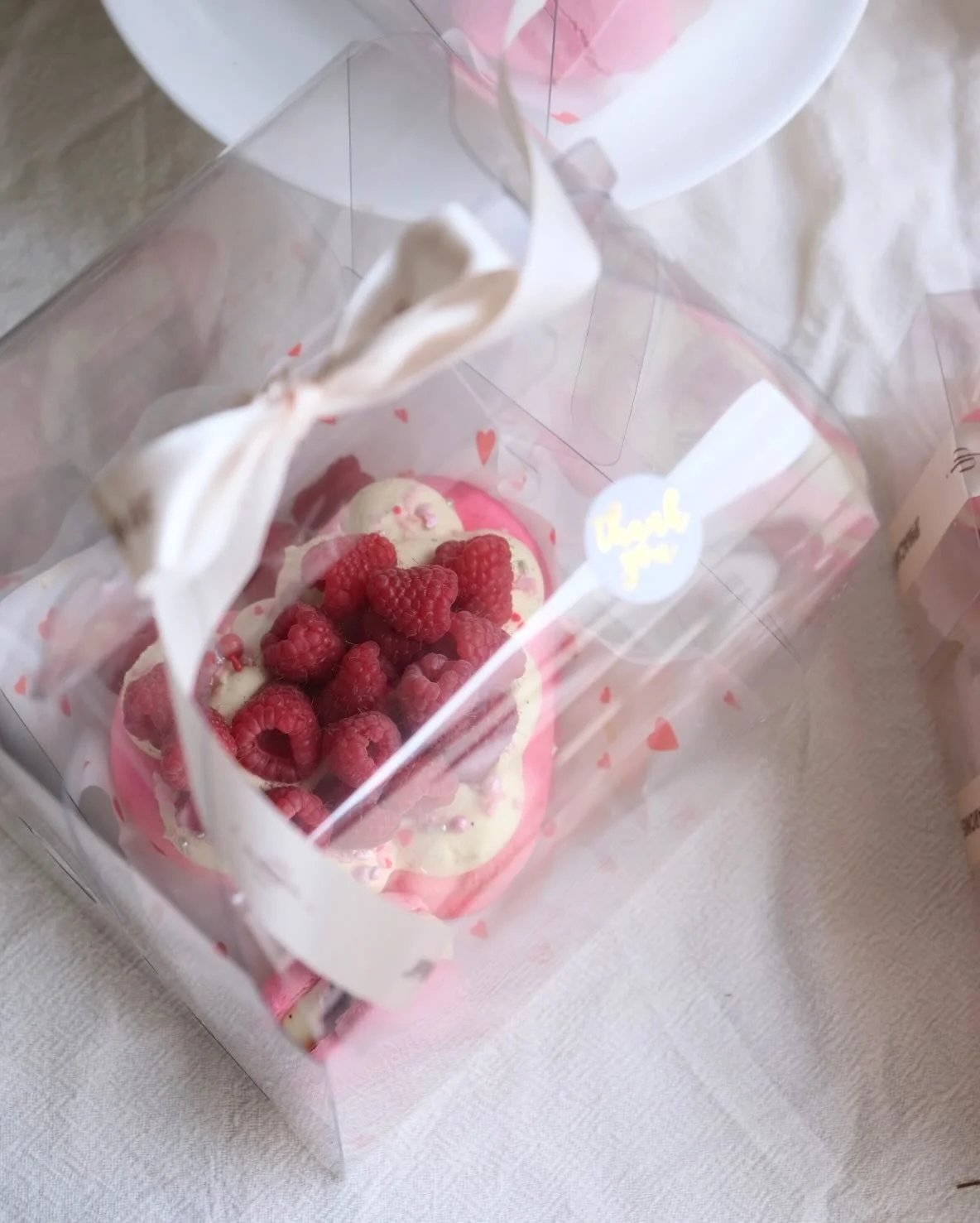 For this wedding in Amsterdam, the couple chose something a little different 🤍

Instead of a traditional wedding cake, they went for heart-shaped macaron cakes topped with lots of fresh raspberries ✨

And for the guests, little heart macarons in ind