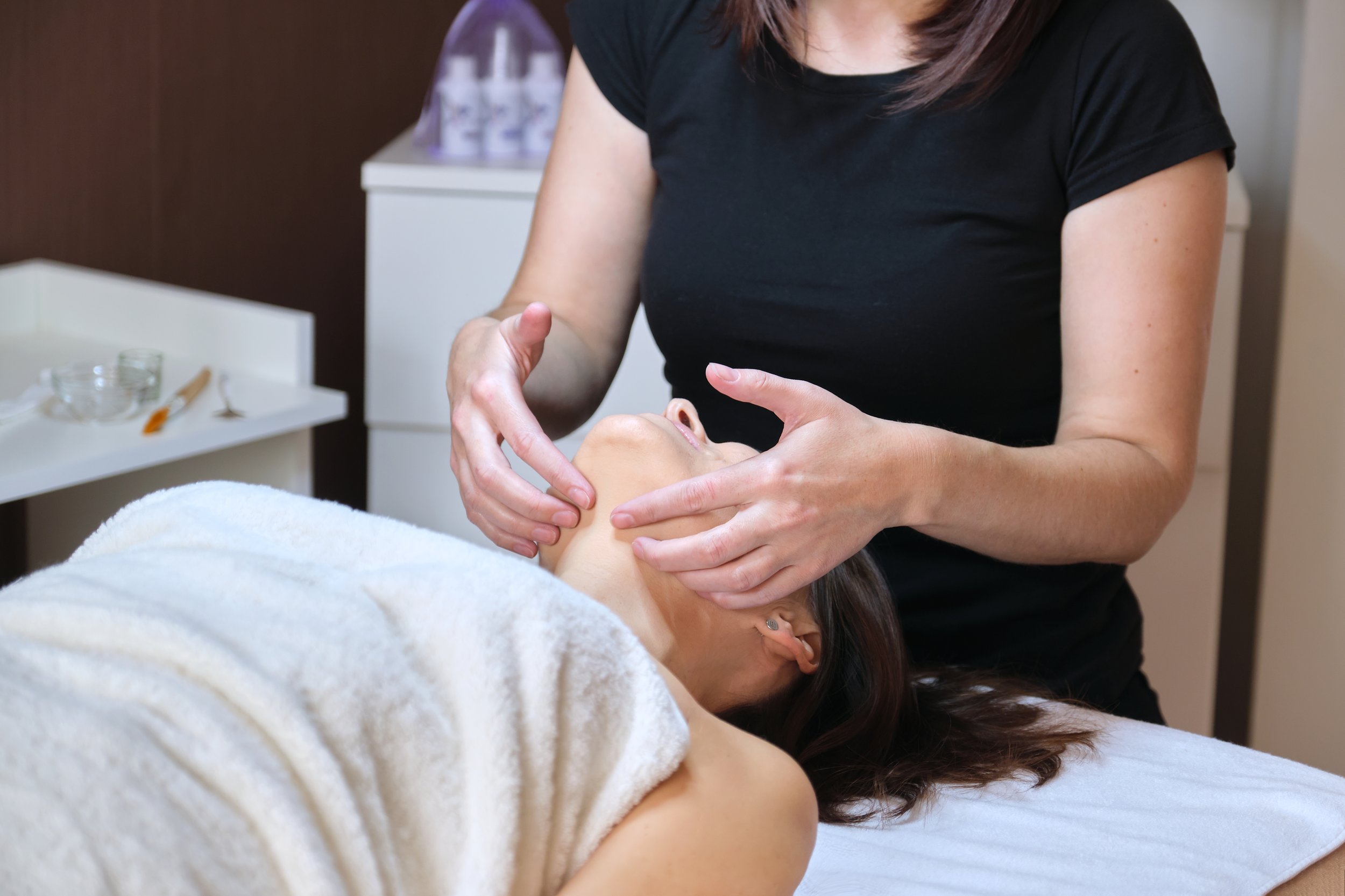 professional-facial-massage-spa-beauty-face-con-2023-11-27-05-01-54-utc.jpg