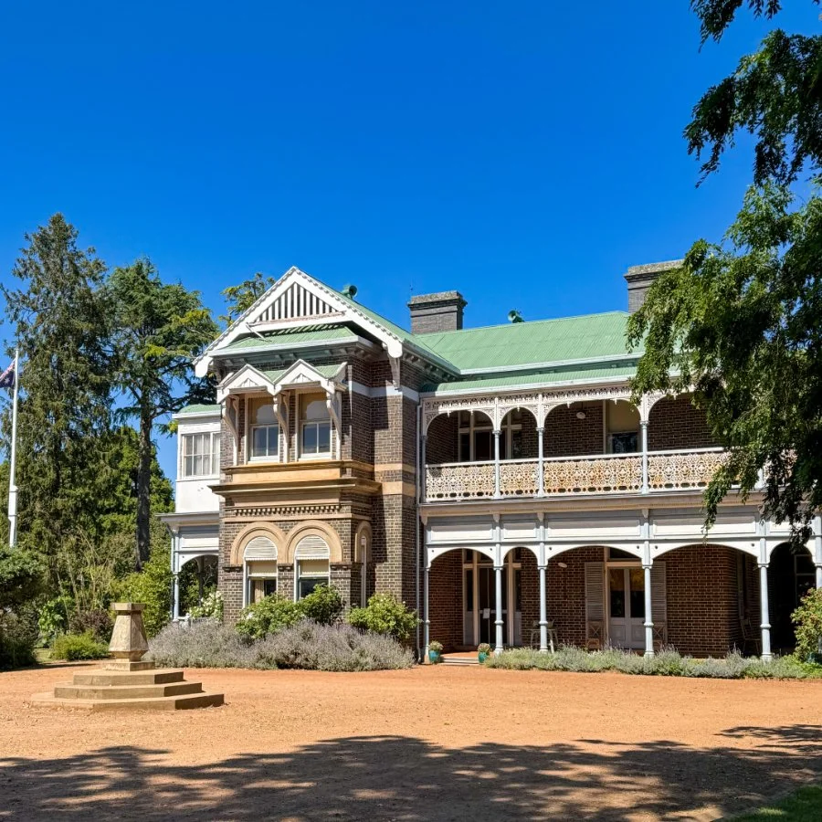 Armidale: Books, Markets and Cold Mornings