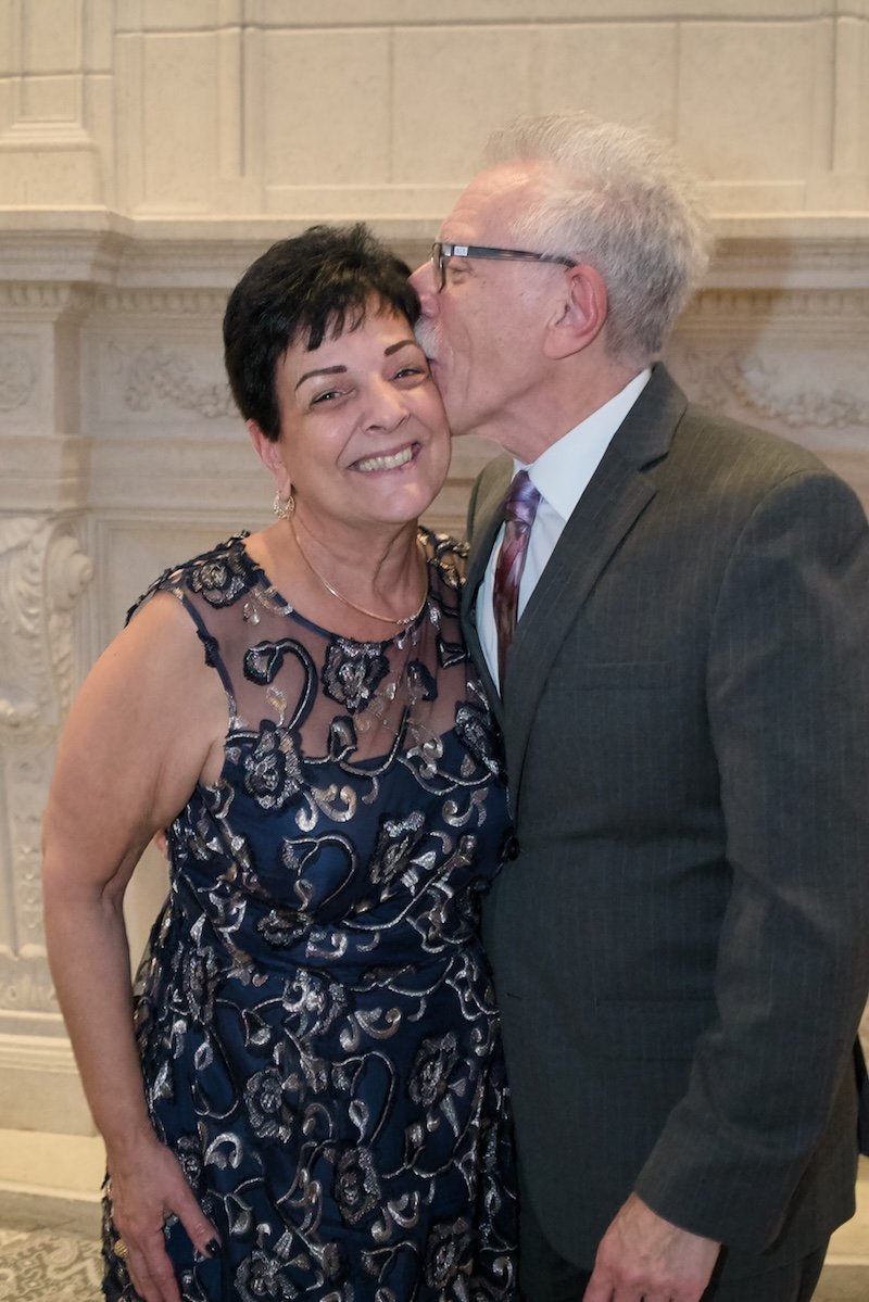 couple-pose-kiss.jpg