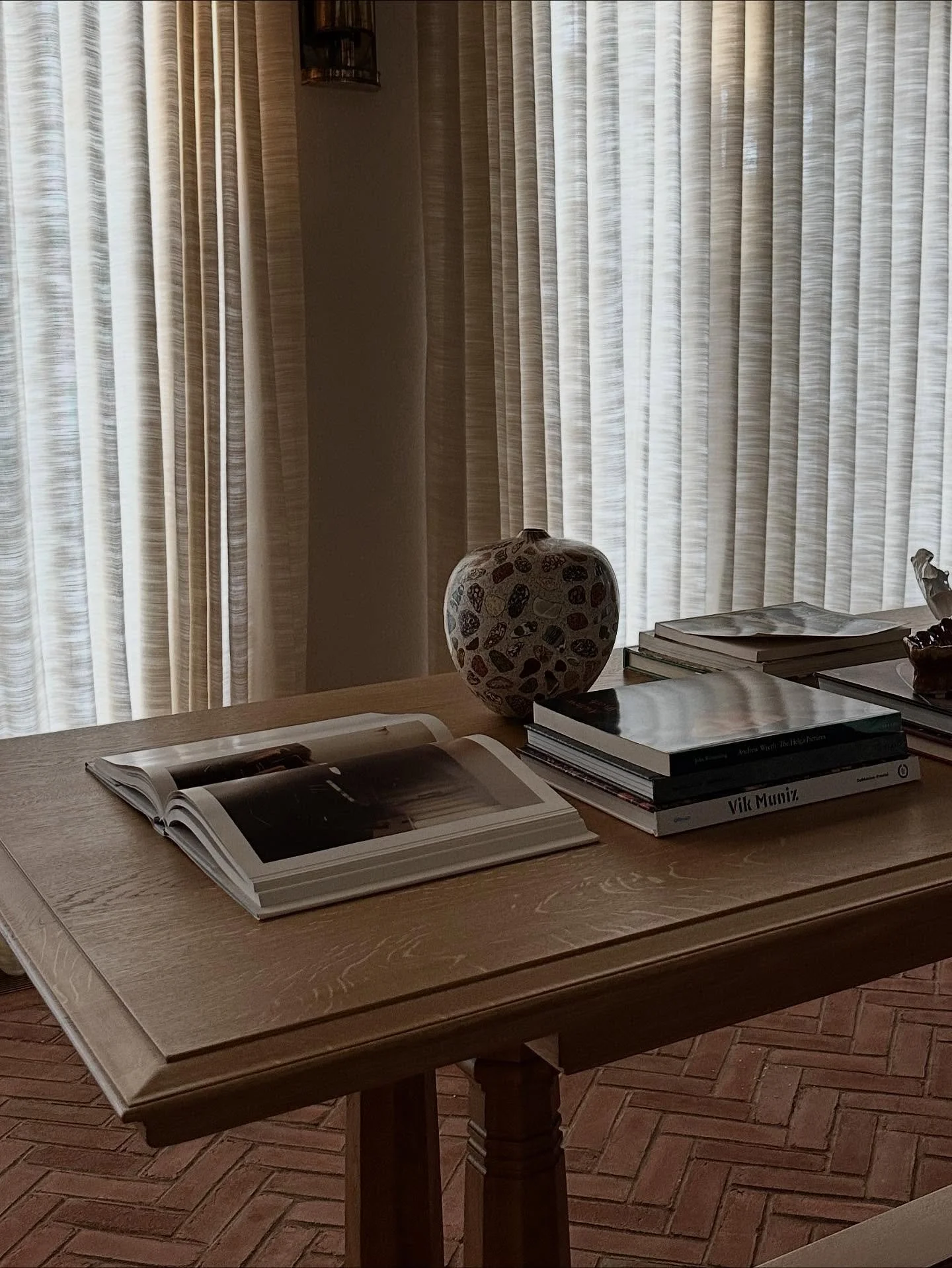 a passing glance 
.
.
.
#interiorstyling #librarytable #styling #easthampton #bookish #layeredinteriors #collected